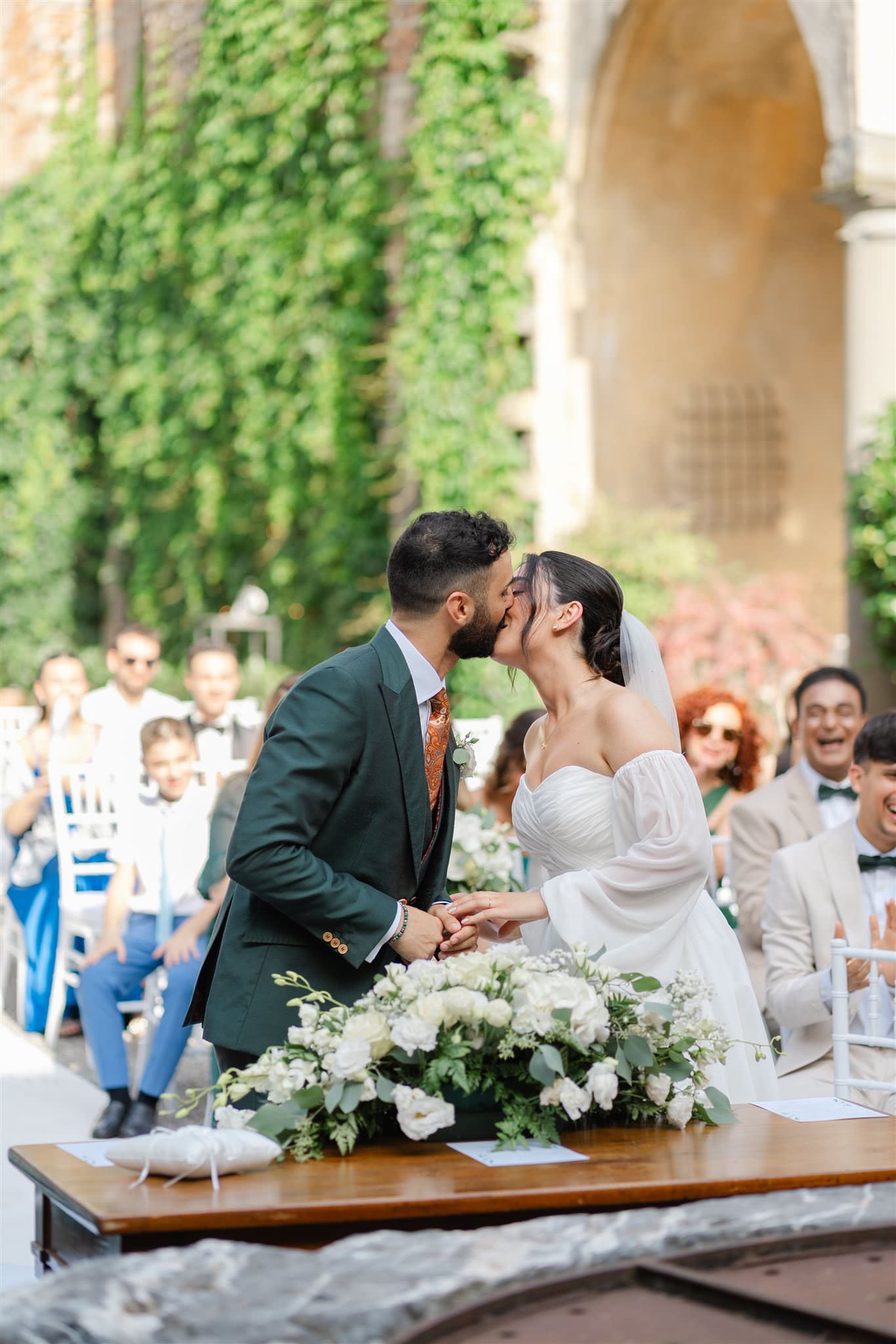 Bacio tra gli sposi a fine cerimonia