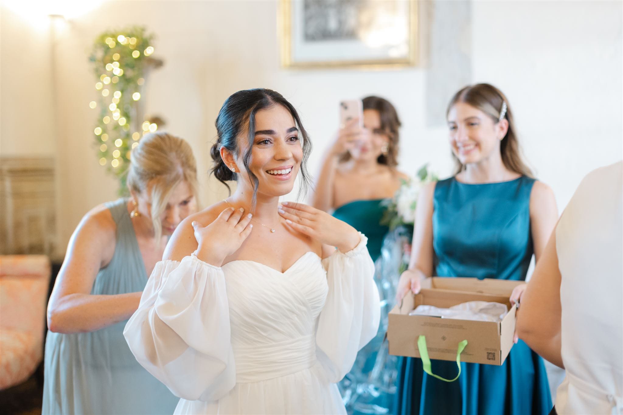 Sposa durante la preparazione per il matrimonio al Castello di Cavernago, Bergamo