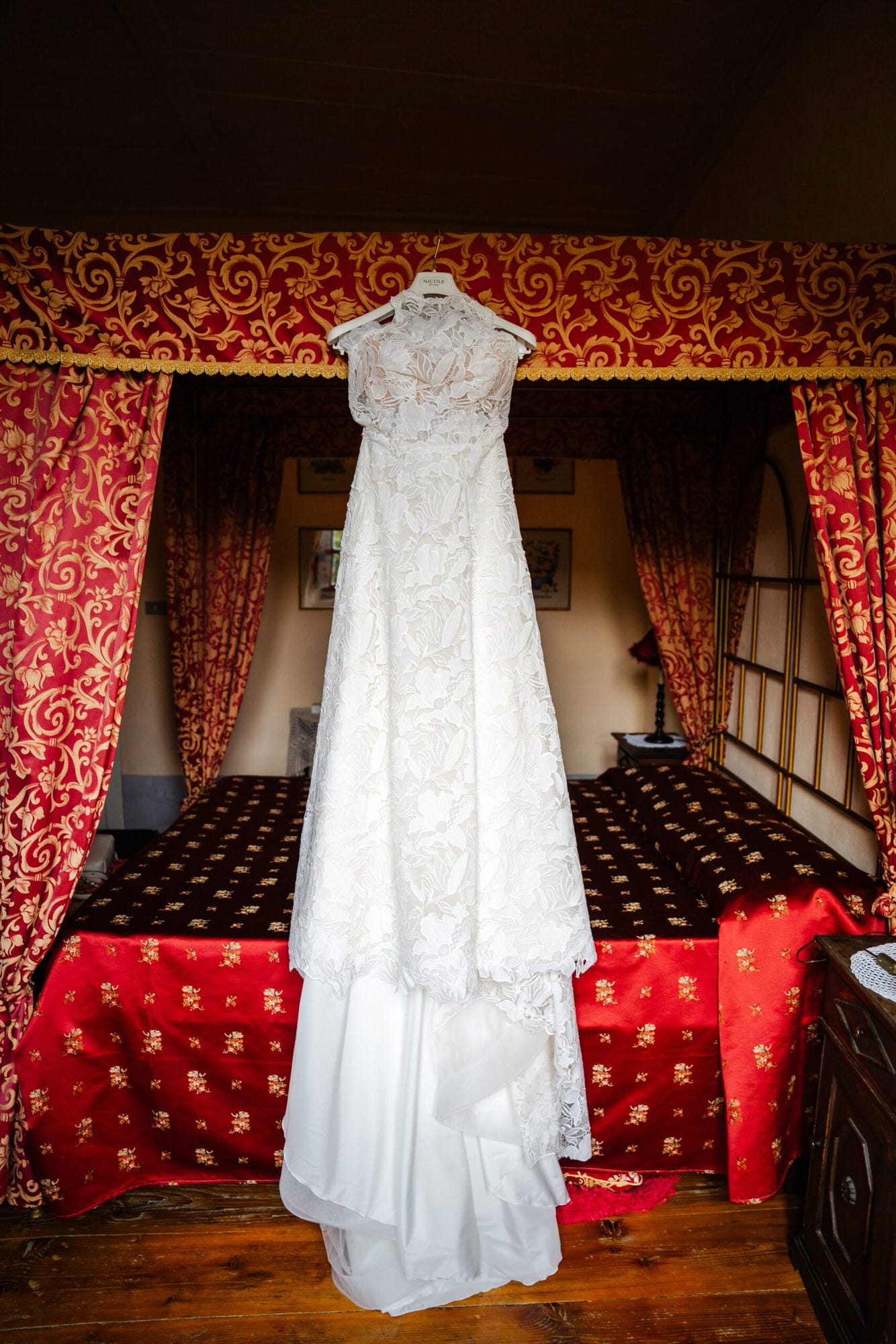 Il vestito della sposa, appeso per essere mostrato