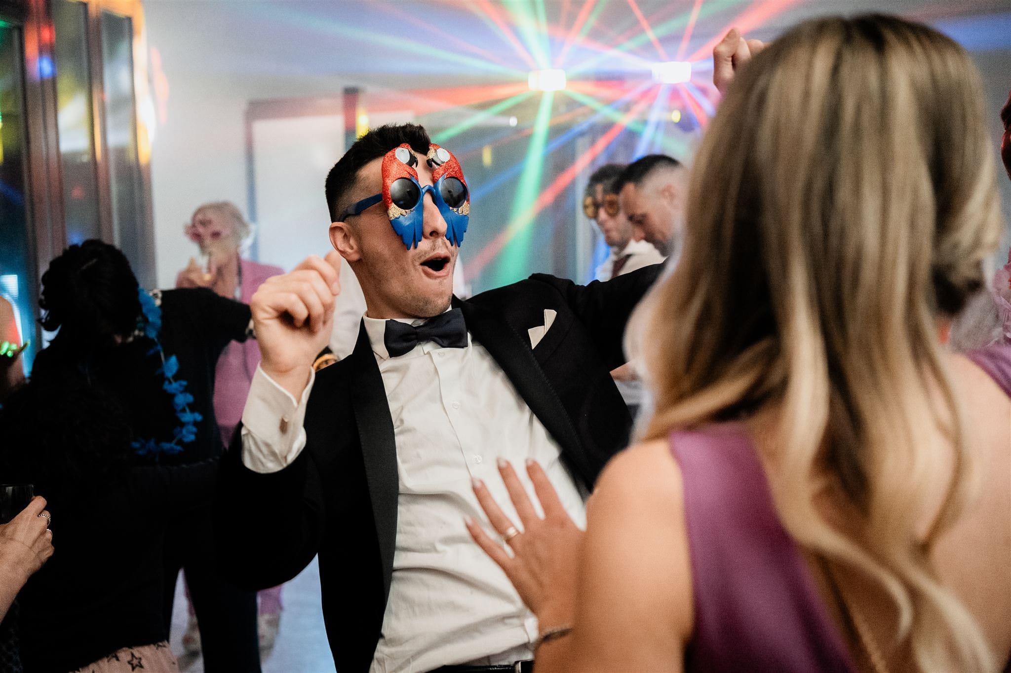 Gli invitati ballano durante la festa di matrimonio