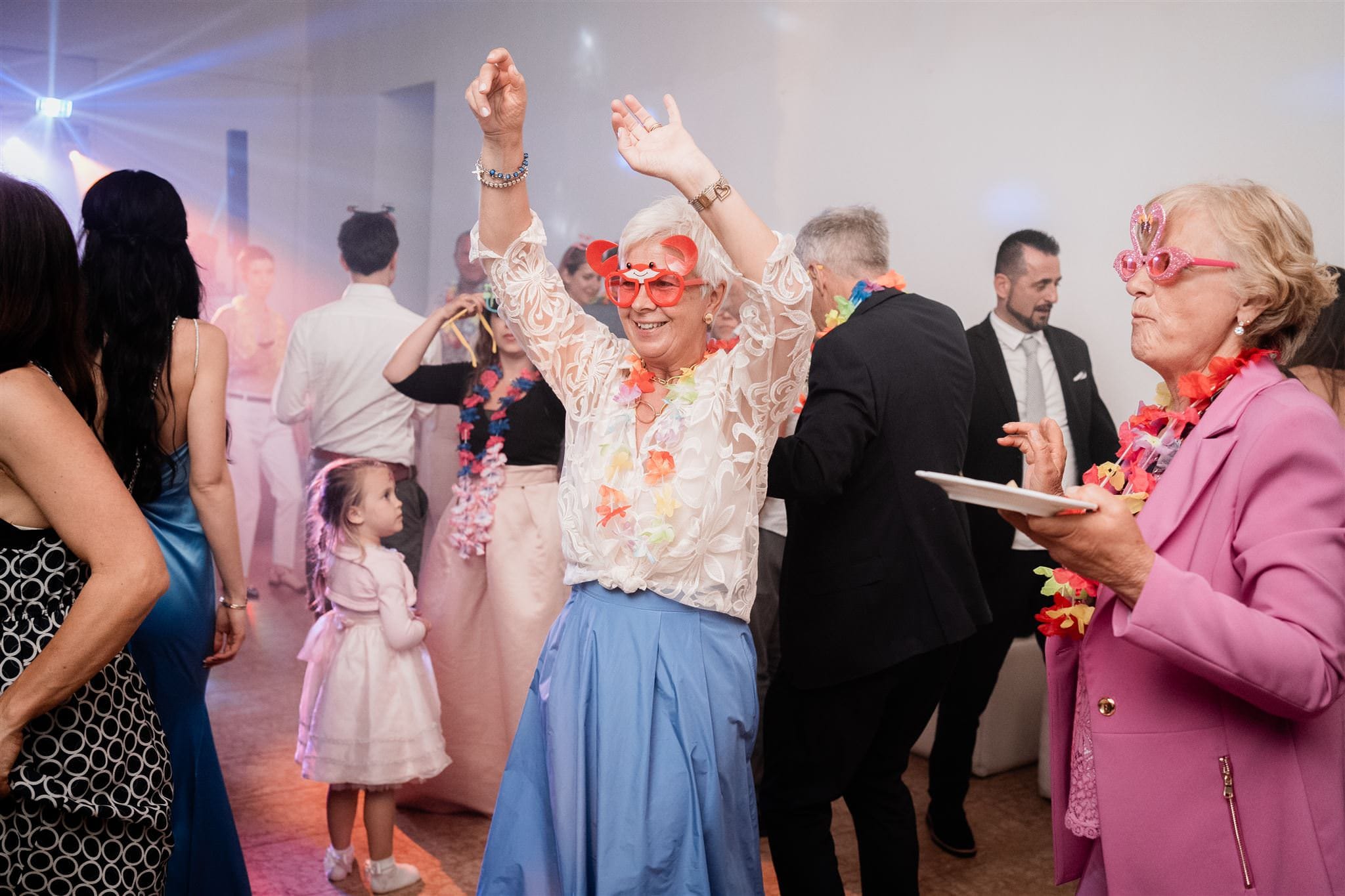 Gli invitati ballano durante la festa di matrimonio
