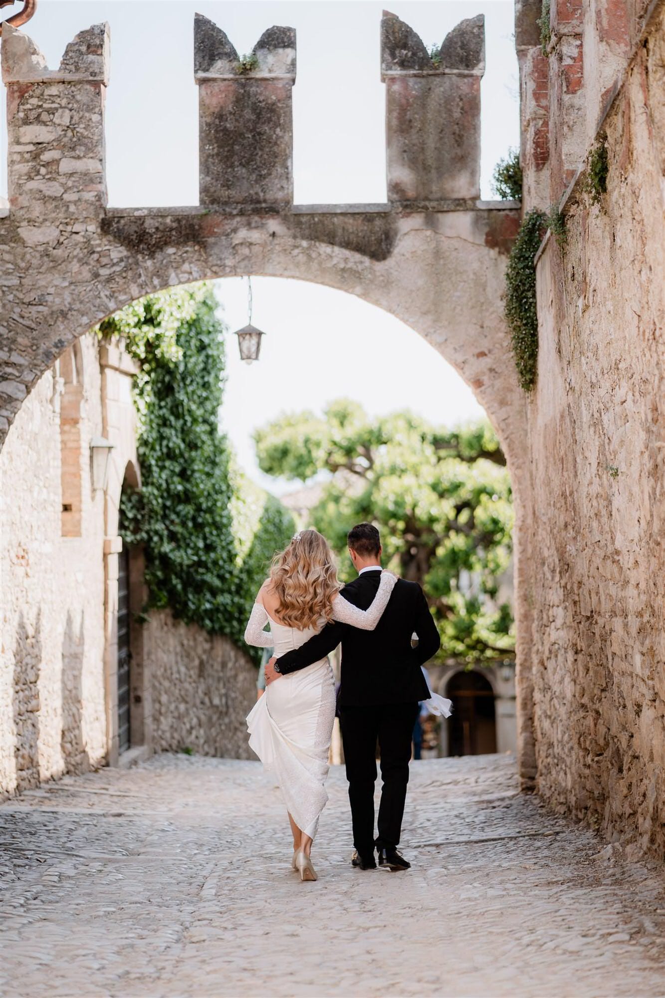 Gli sposi scherzano insieme mentre vengono fotografati