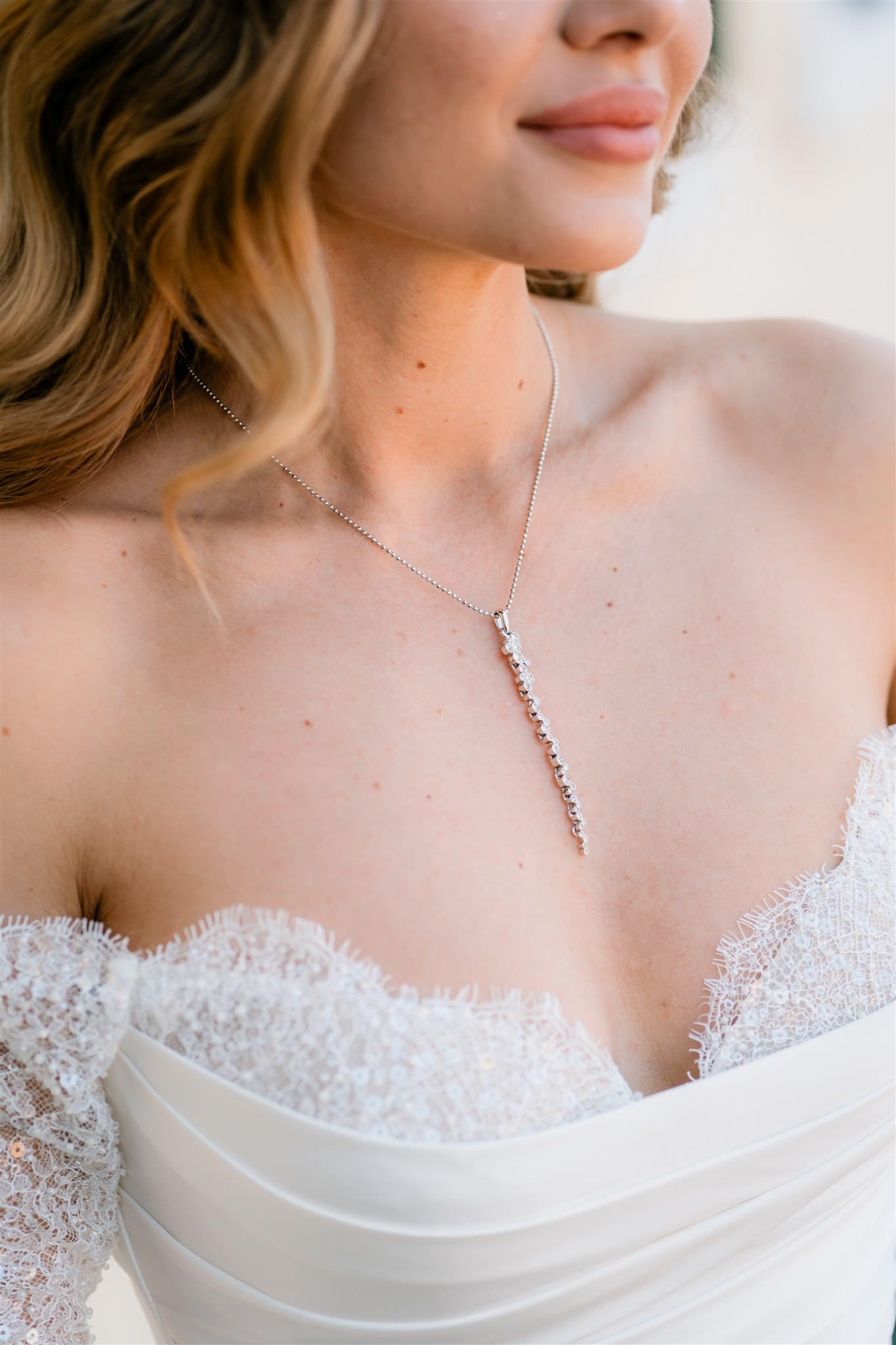 Una elegante collana indossata dalla sposa