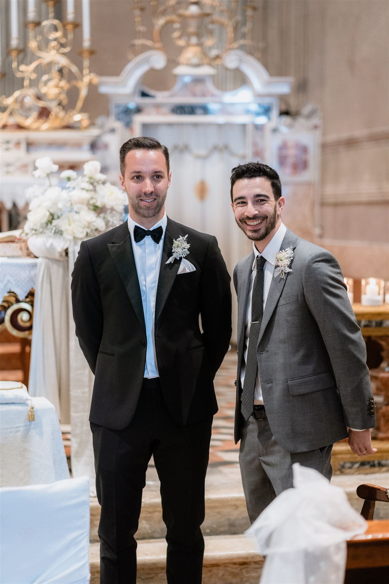 Lo sguardo del futuro sposo a Verona: emozione all’ingresso della sposa Descrizione: Il futuro sposo a Verona osserva la sua amata entrare in chiesa, un’emozione palpabile che rende unico il giorno delle nozze. Il fotografo di matrimoni a Verona immortalano questo attimo indimenticabile.