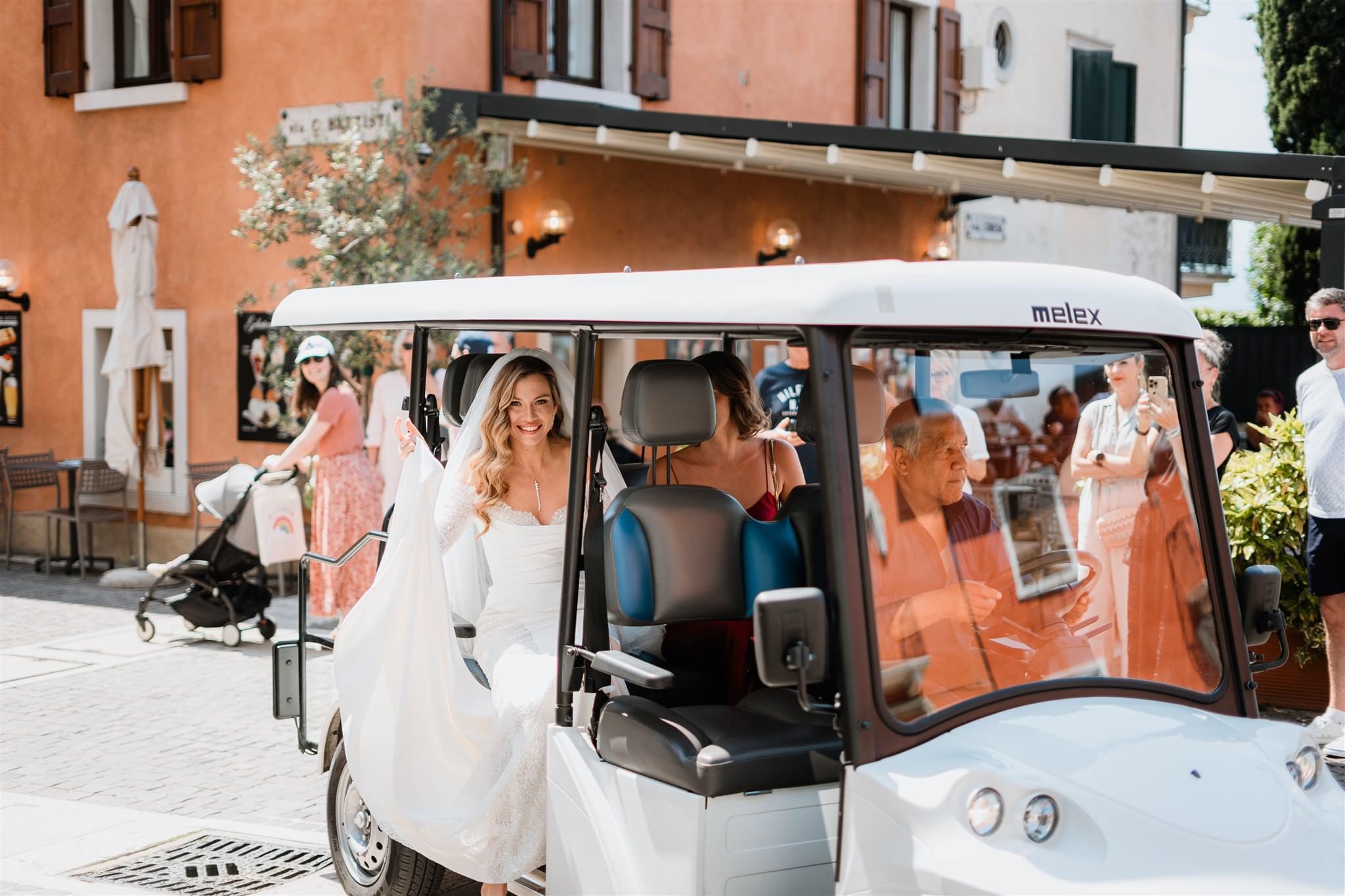 Il cuore di Verona accoglie la sposa che entra in chiesa. Un momento di pura emozione, dove l’attesa lascia spazio alla magia del matrimonio. Il fotografo cattura ogni istante di questo rito sacro.
