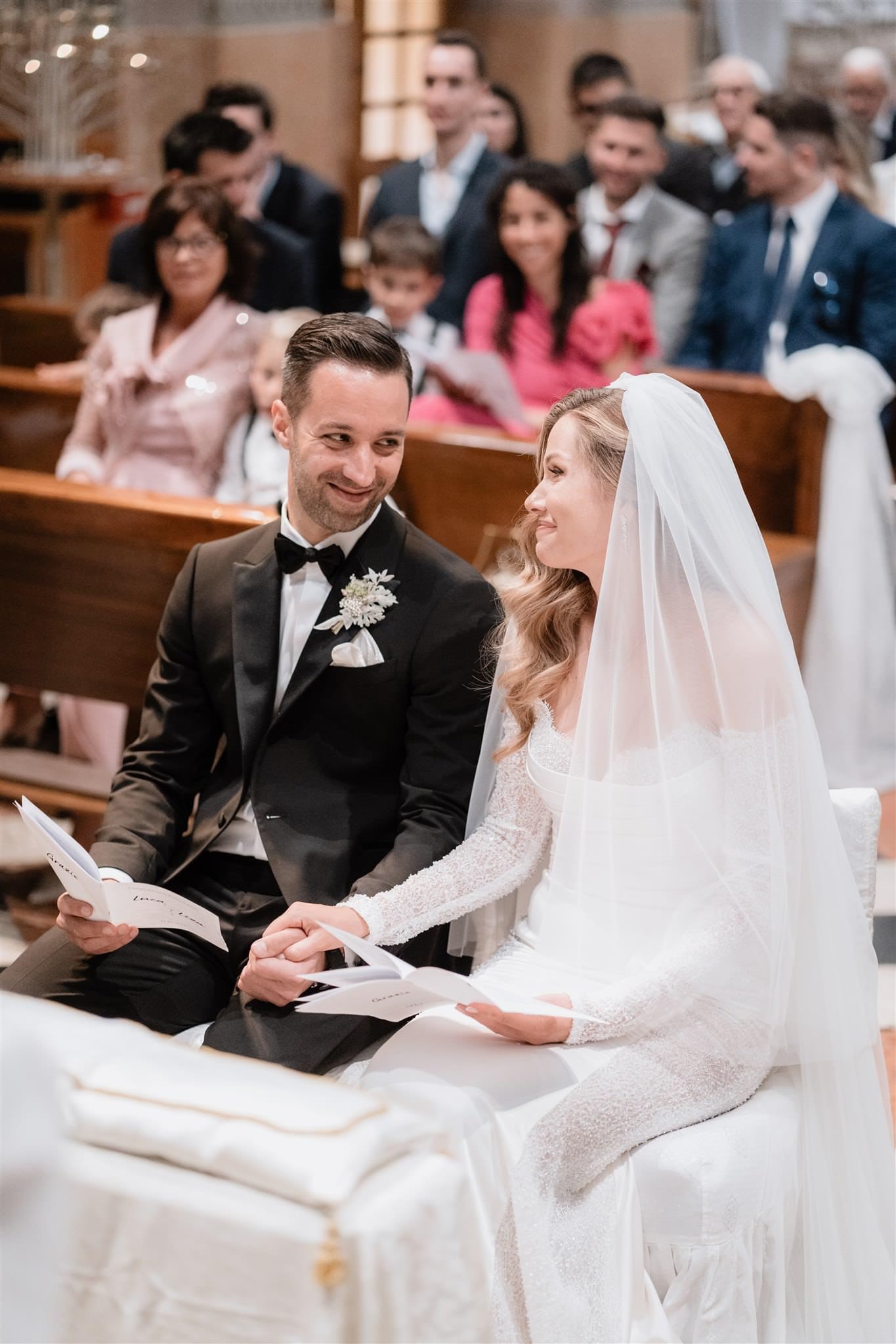 La sposa a Verona tiene con eleganza il suo bouquet in chiesa, un simbolo di bellezza, freschezza e vita nuova. Il fotografo immortala ogni dettaglio di questo importante momento del matrimonio.