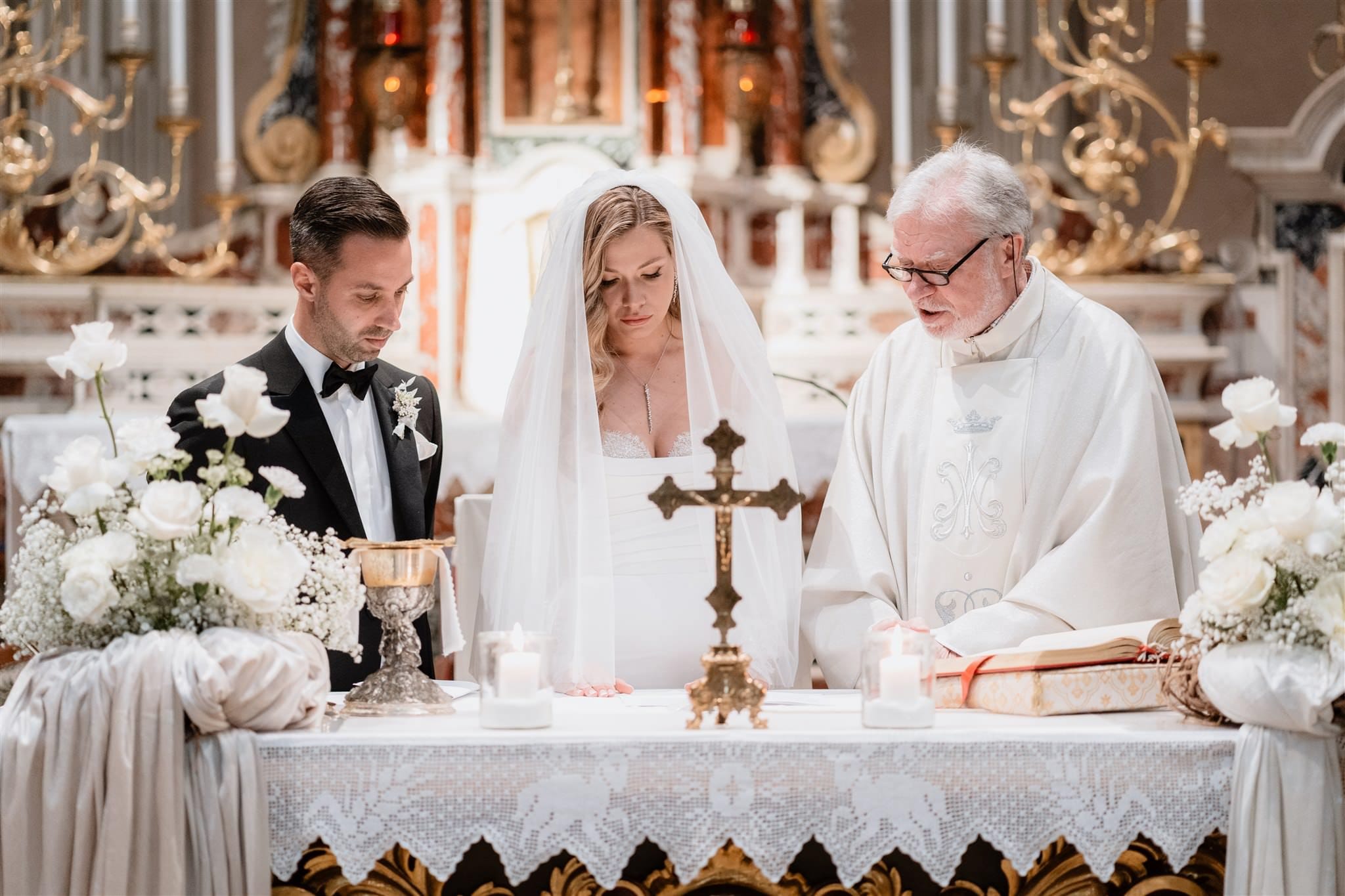 A Verona, gli sposi si scambiano le promesse di matrimonio in chiesa. Un momento solenne e carico di significato che segna l'inizio di una nuova vita insieme. Ogni parola è un ricordo che dura nel tempo.
