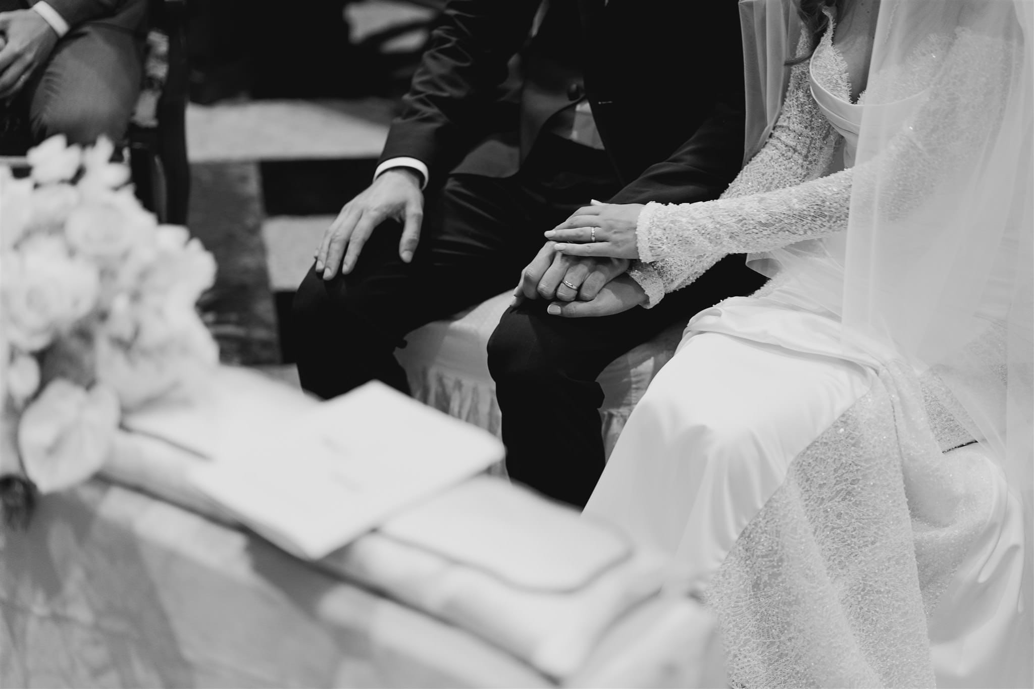 La prima stretta di mano degli sposi in chiesa