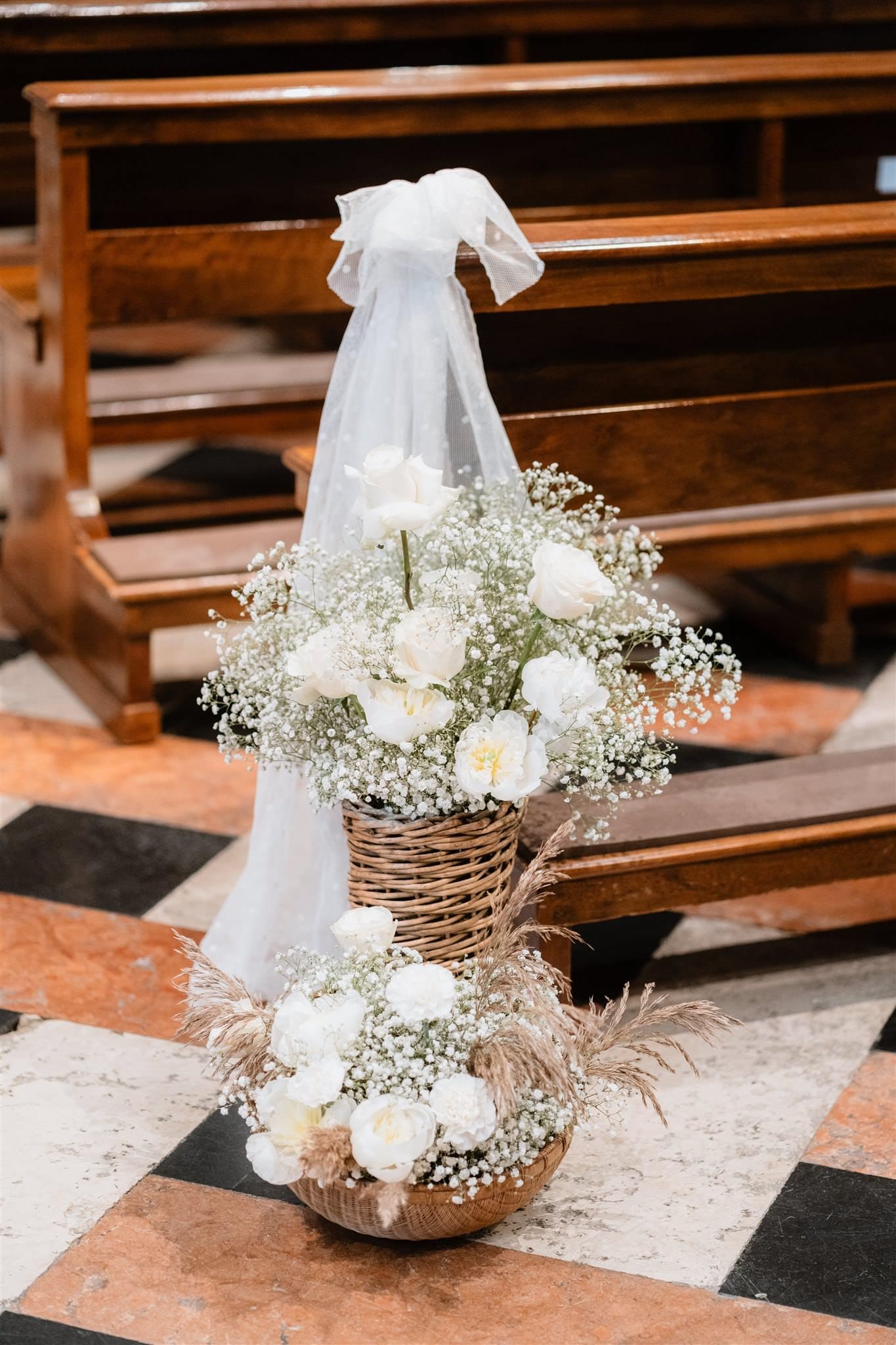 Durante la cerimonia nuziale a Verona, il fotografo cattura l’intensità di ogni gesto, dalle mani che si intrecciano agli sguardi colmi di amore. Un servizio fotografico che rende eterno il ricordo del matrimonio.