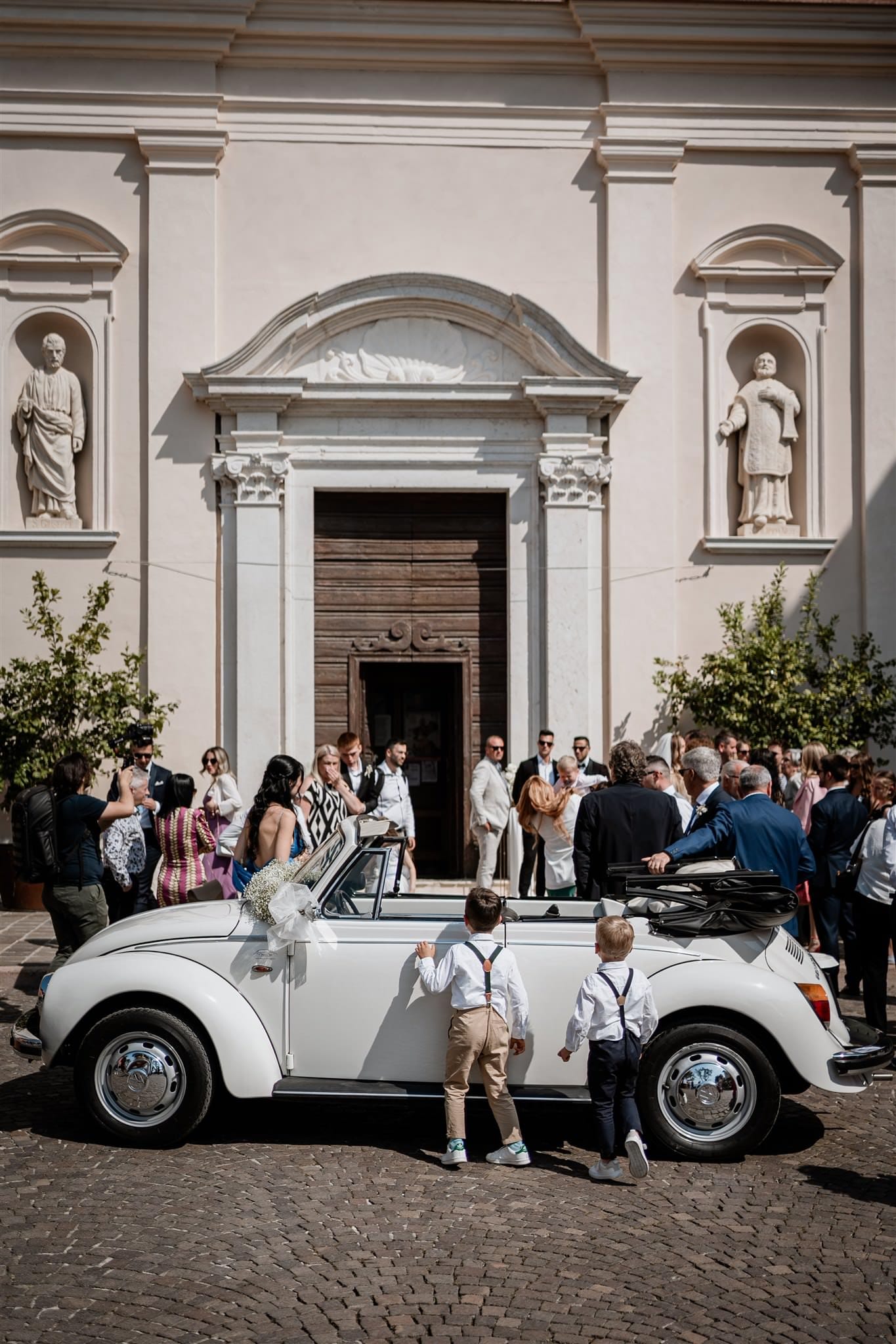 Il riso vola in aria mentre gli sposi escono dalla chiesa a Verona, circondati da amici e parenti. Questo tradizionale gesto di festa simboleggia prosperità e felicità, e il fotografo cattura l’emozione del momento, facendo di ogni scatto un ricordo eterno del matrimonio.