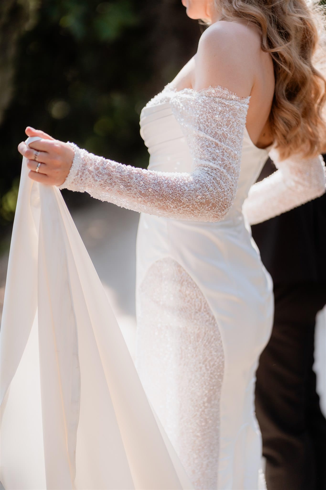 La sposa cammina sollevando il suo vestito