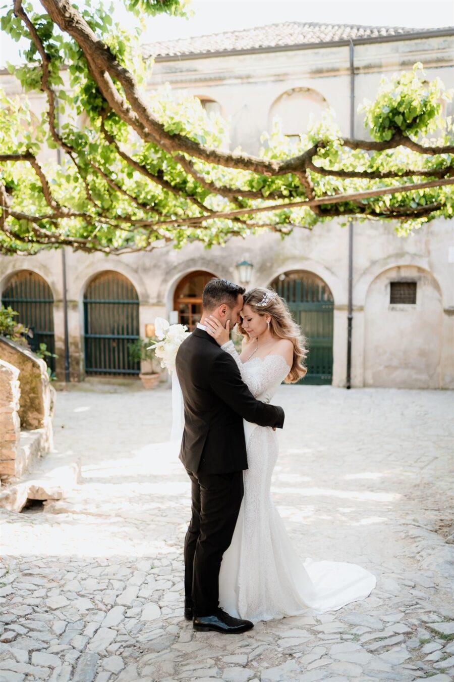 Gli sposi scherzano insieme mentre vengono fotografati