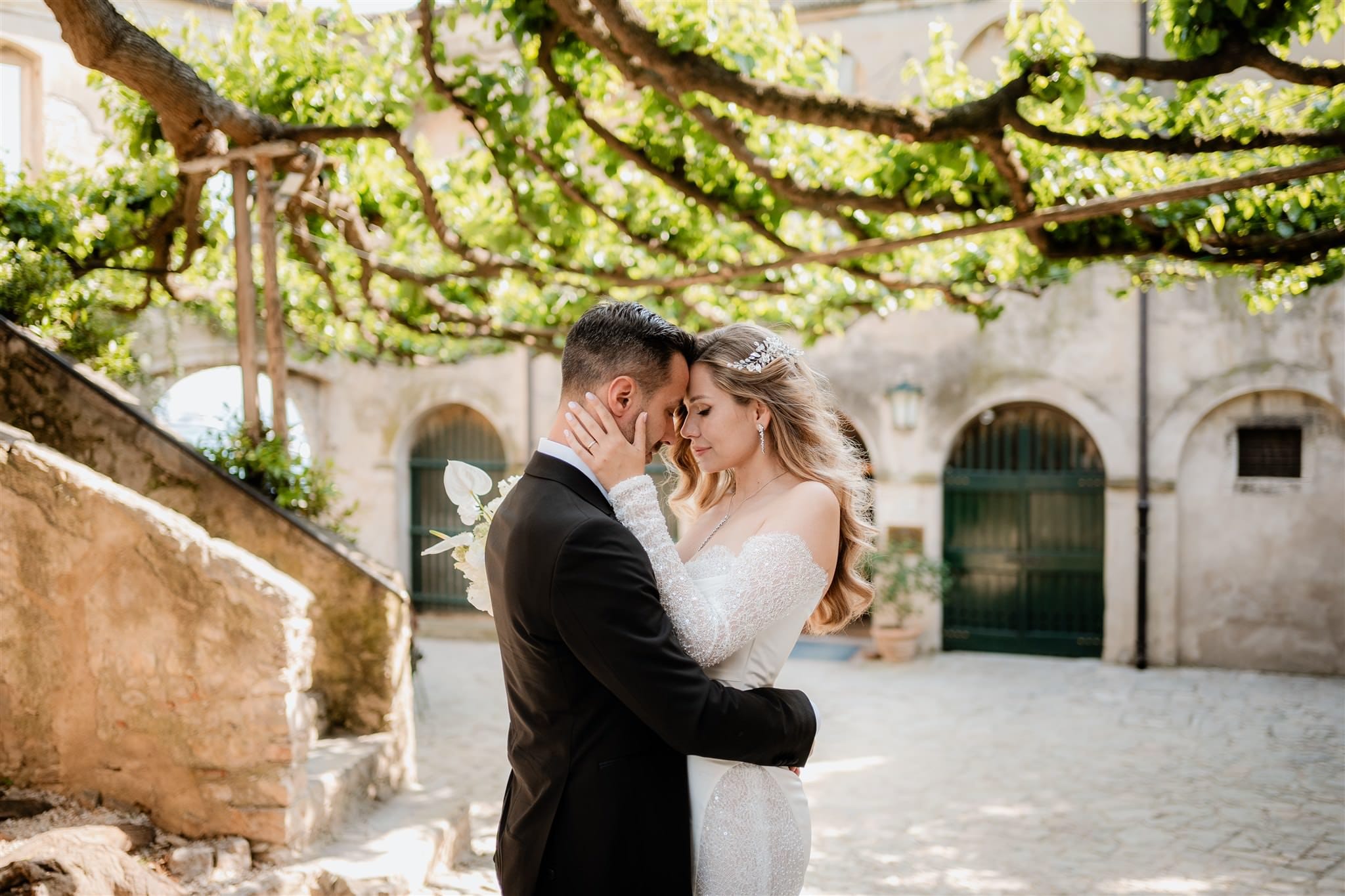 Gli sposi scherzano insieme mentre vengono fotografati