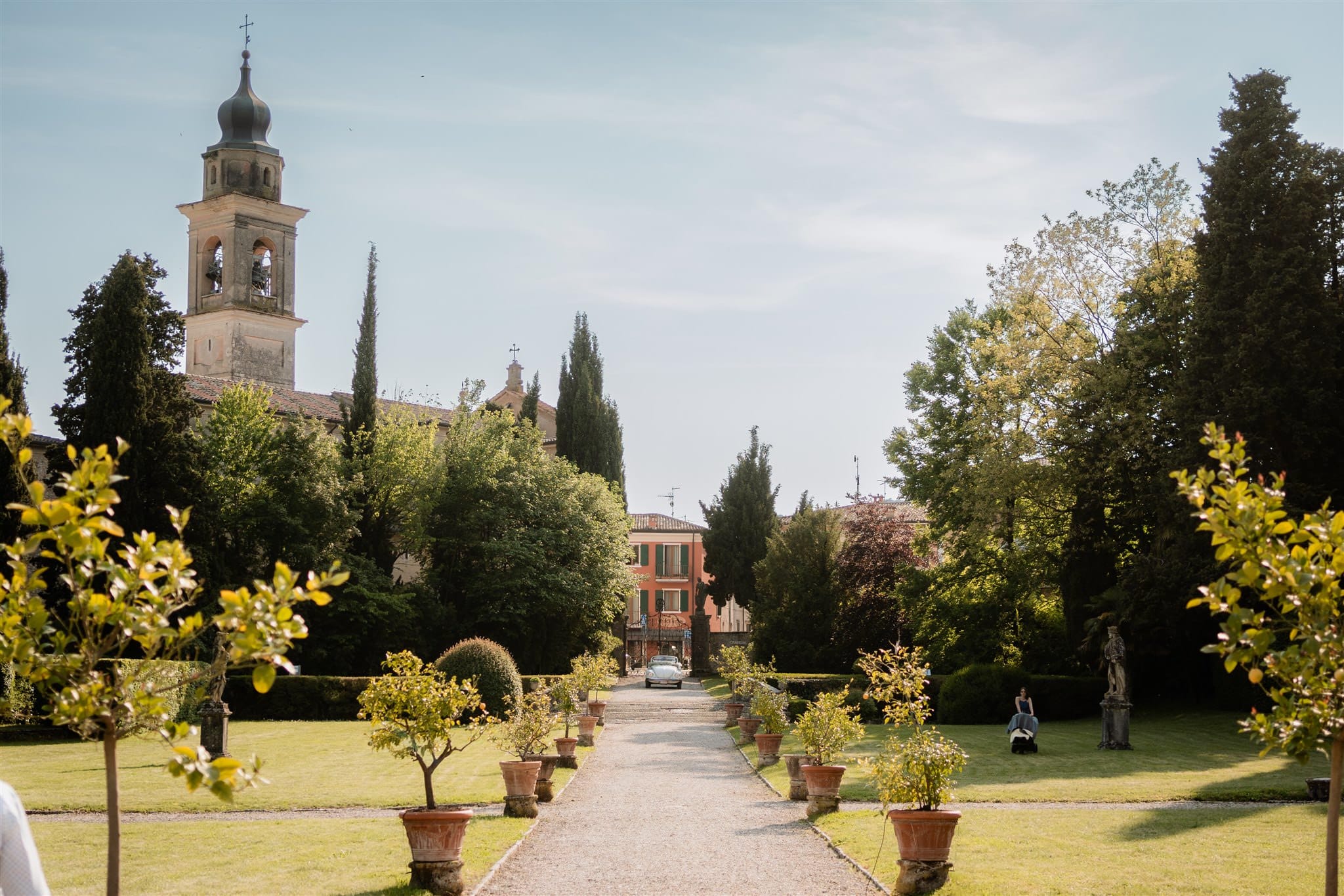 Giardino e viale di villa pellegrini cipolla, a Verona.