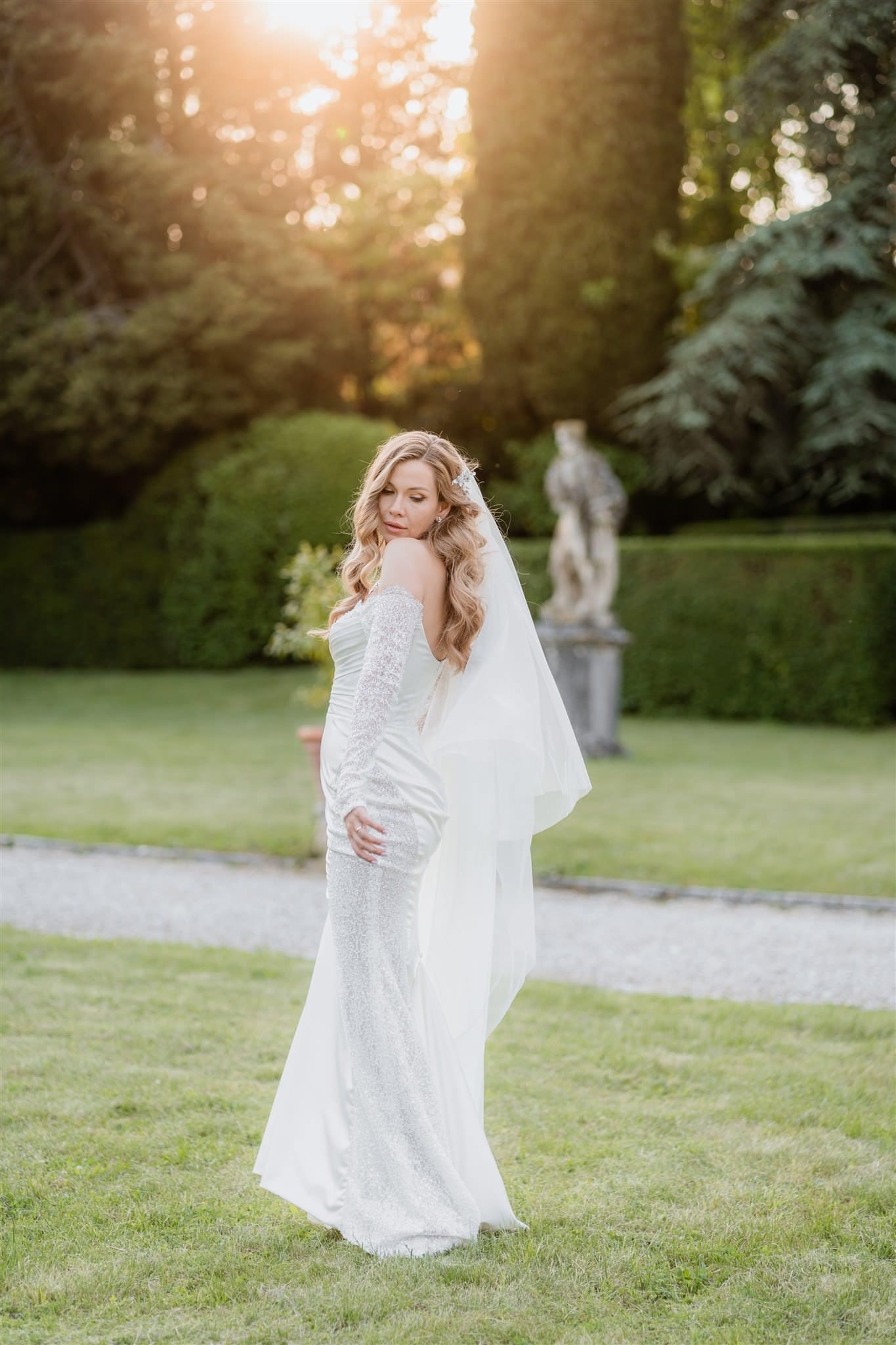 Un ritratto fotografico alla sposa, all'interno el giardino di villa pellegrini cipolla