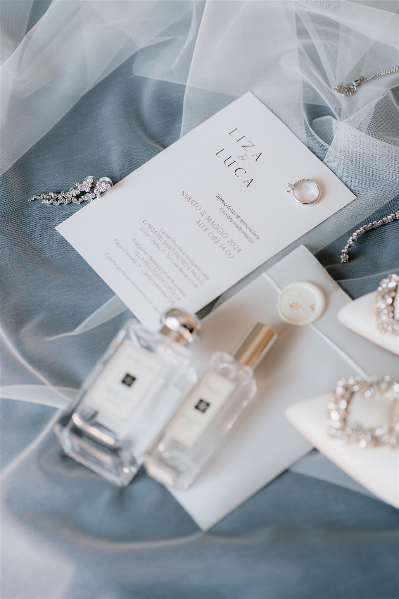 A Verona, la sposa indossa gli accessori che completano il suo look da matrimonio. Dalle scarpe ai gioielli, ogni dettaglio viene fotografato per raccontare la sua storia.