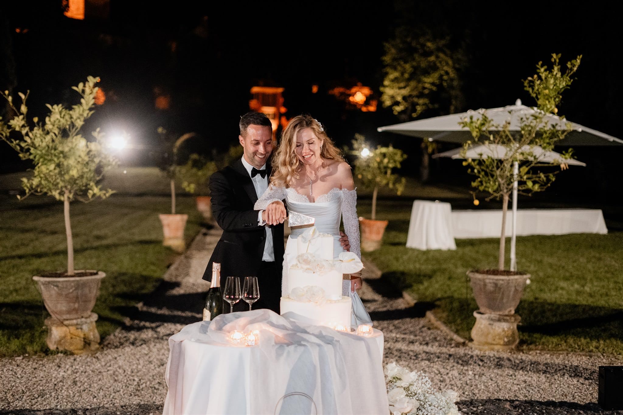 Taglio della torta nuziale a tre piani nel giardino di villa pellegrini cipolla a verona