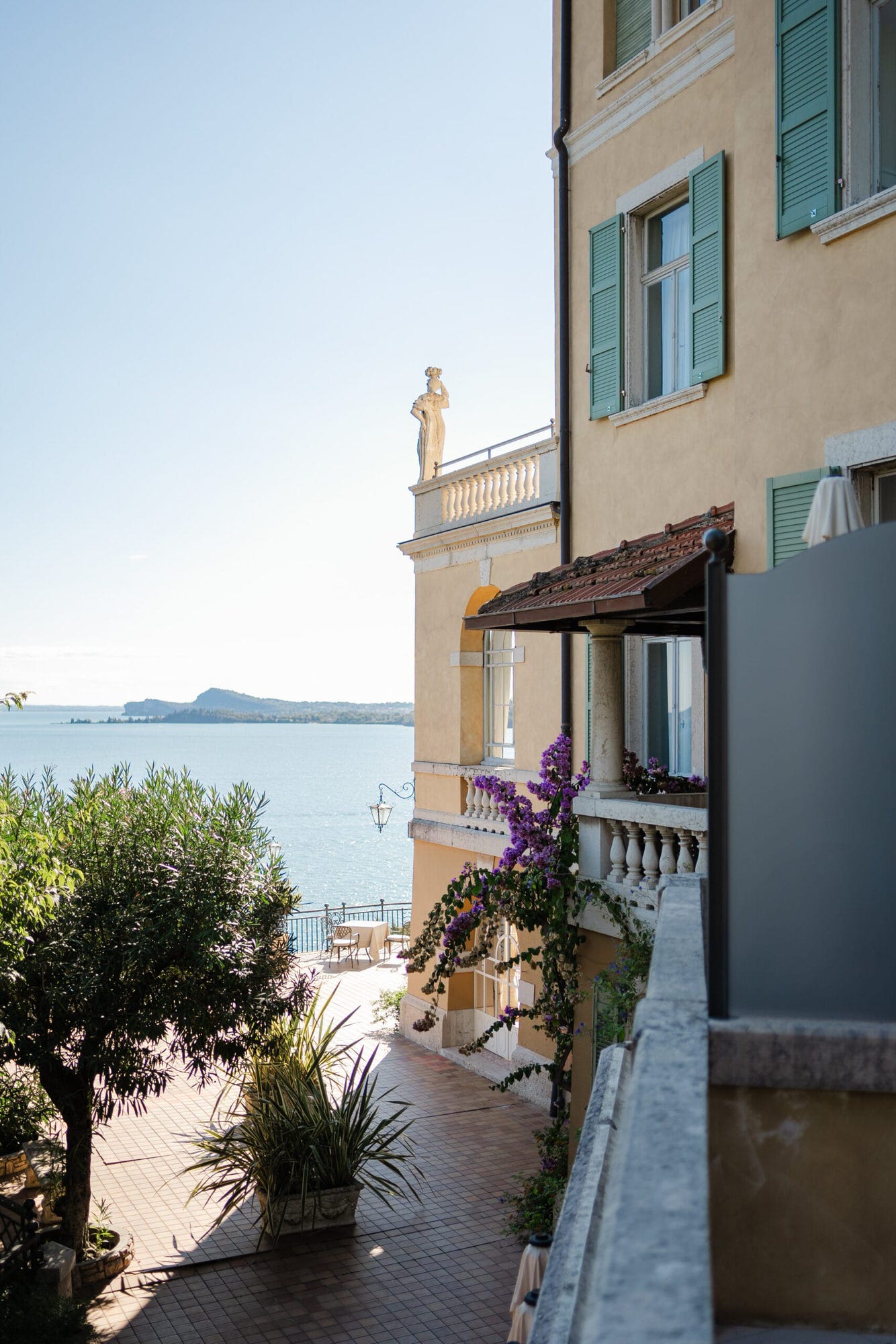 Una foto dalle finestre del lago di garda