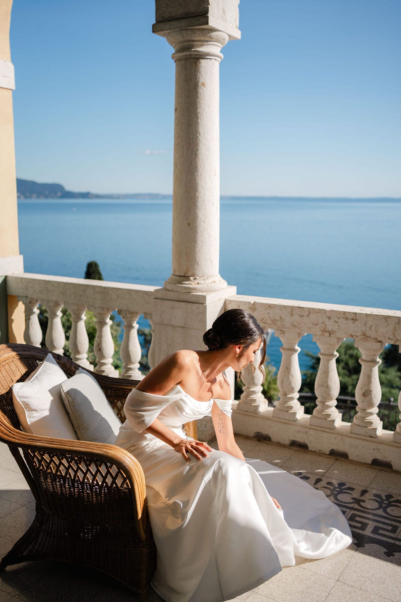 La sposa si veste con grazia, mentre i dettagli dell’abito da sogno e degli accessori, come il bouquet e i gioielli, sono immortalati in scatti che catturano l’emozione del momento.
