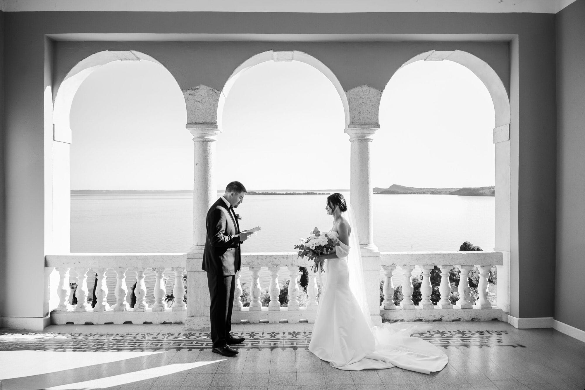 La cerimonia si svolge sulla terrazza della Villa del Sogno, con il Lago di Garda che fa da sfondo. Solo la coppia, la cerimoniante e noi, i fotografi, vivono questo momento unico e speciale, in un’atmosfera di intimità e grande emozione.