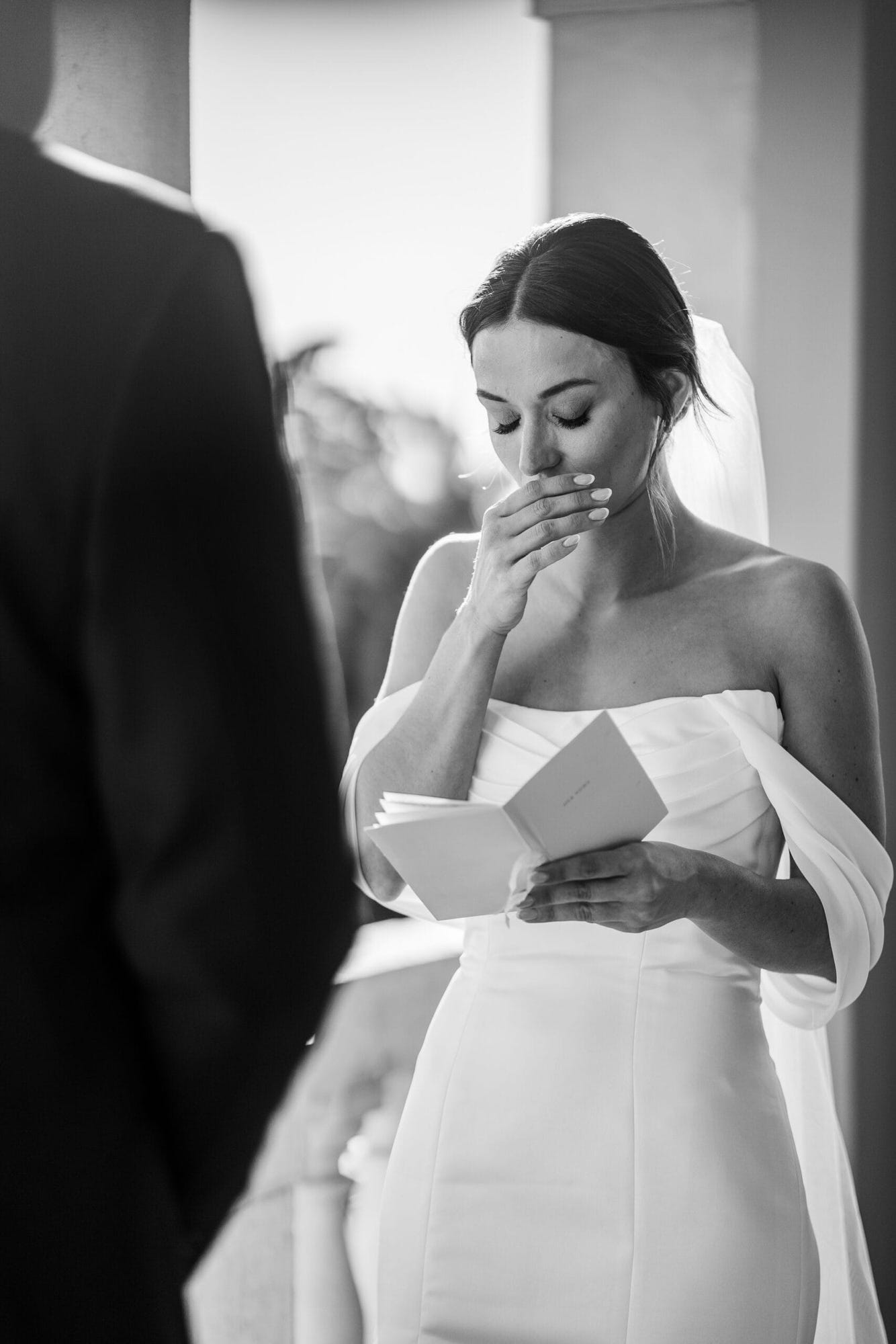 La sposa, emozionata, non riesce a trattenere le lacrime durante la cerimonia. Ogni singola lacrima racconta una storia di amore profondo e di un nuovo inizio, mentre il panorama del Lago di Garda crea un’atmosfera ancora più suggestiva.