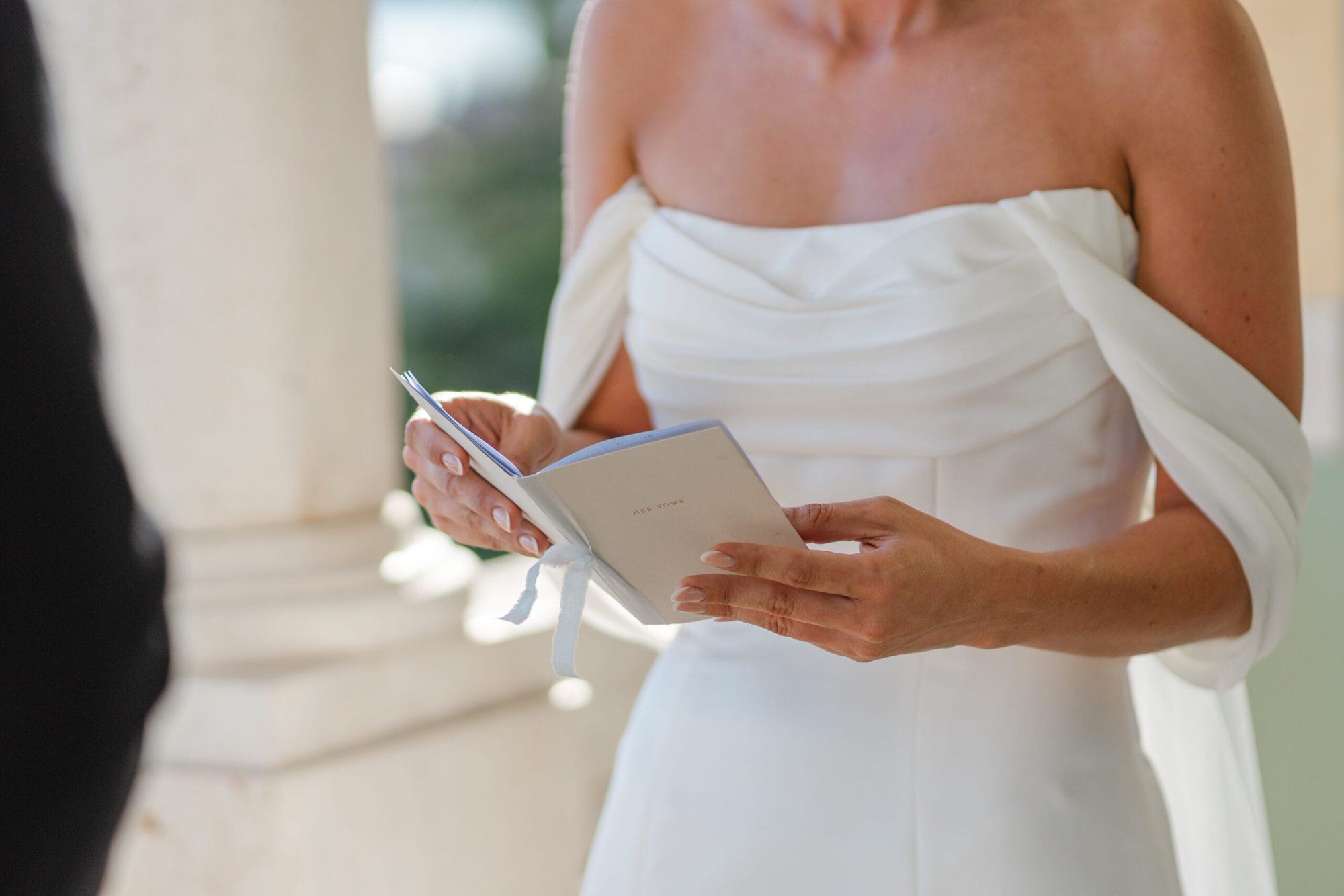 La sposa guarda il suo futuro marito con occhi pieni di amore, mentre l'emozione si percepisce nell'aria. In questo scatto, l’intimità del momento, insieme alla vista mozzafiato sul Lago di Garda, crea un ricordo unico e indimenticabile.