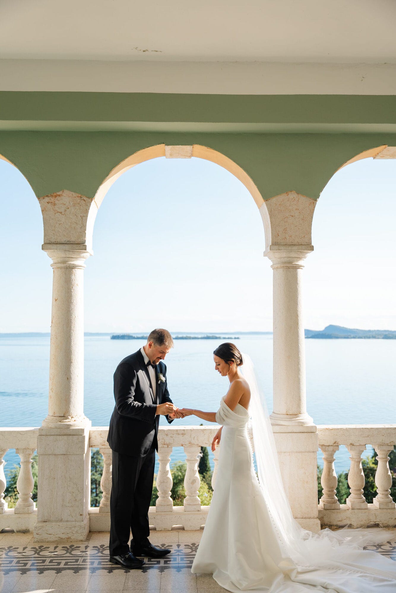 Immersi nella bellezza di un paesaggio senza pari, gli sposi si scambiano le promesse di matrimonio sulla terrazza, circondati dal panorama del Lago di Garda. Il cielo limpido e l’atmosfera intima rendono questo momento davvero speciale.