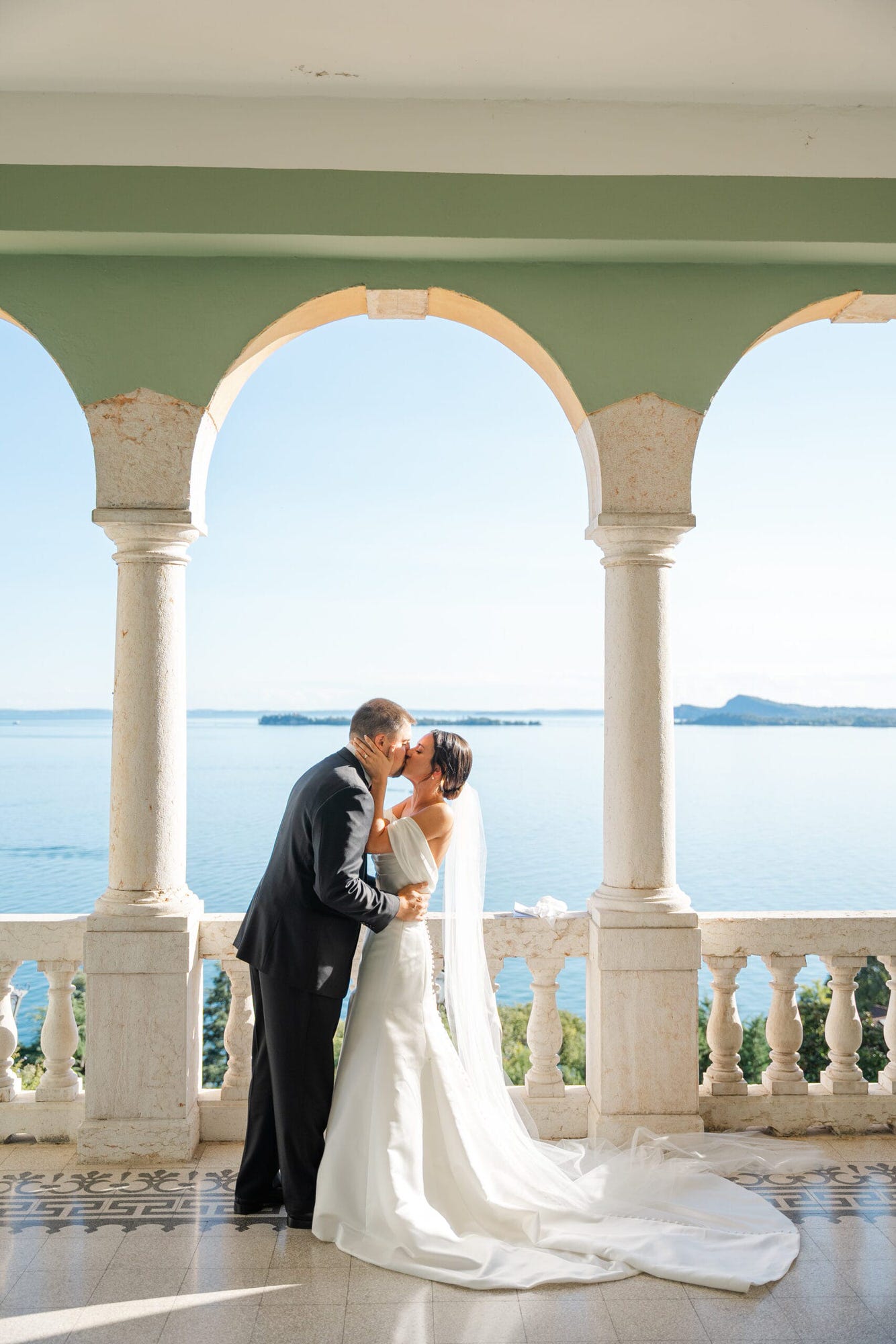Il bacio tra gli sposi segna la fine della cerimonia, un momento di pura gioia e amore. Con il Lago di Garda che fa da sfondo, i loro cuori si uniscono, e il bacio spontaneo è catturato in uno scatto che racconta tutta la bellezza e l’intensità di quel momento.