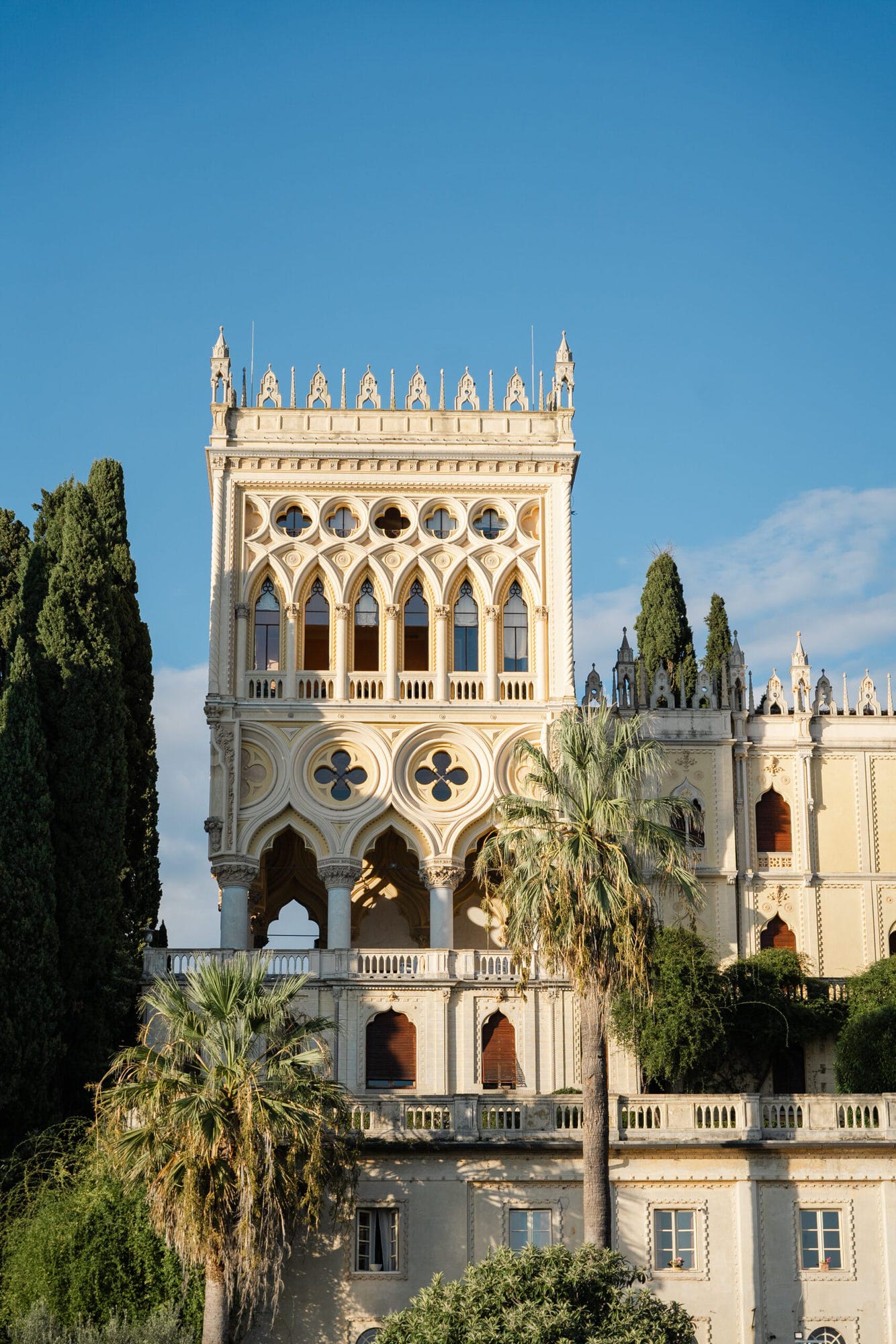 Dettaglio architettonico della villa dell'Isola del Garda, ripresa durante il passaggio in barca