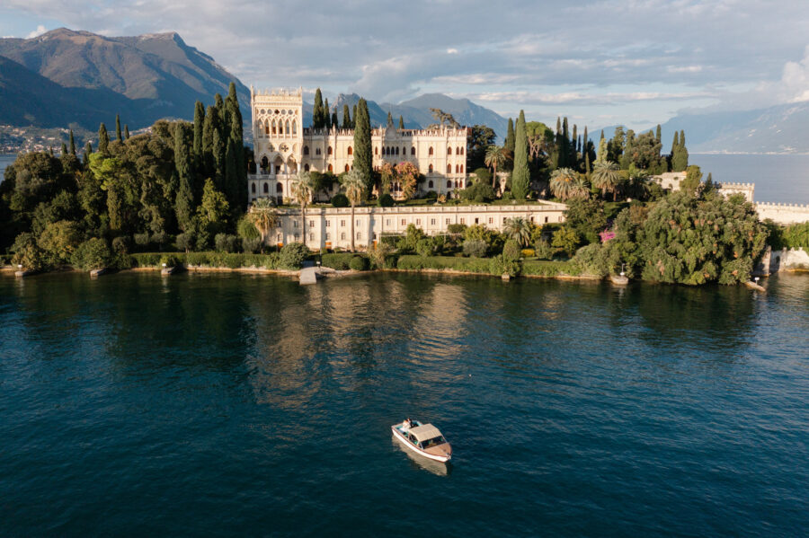 Vista aerea dell'Isola del Garda con la barca degli sposi che solca le acque del lago