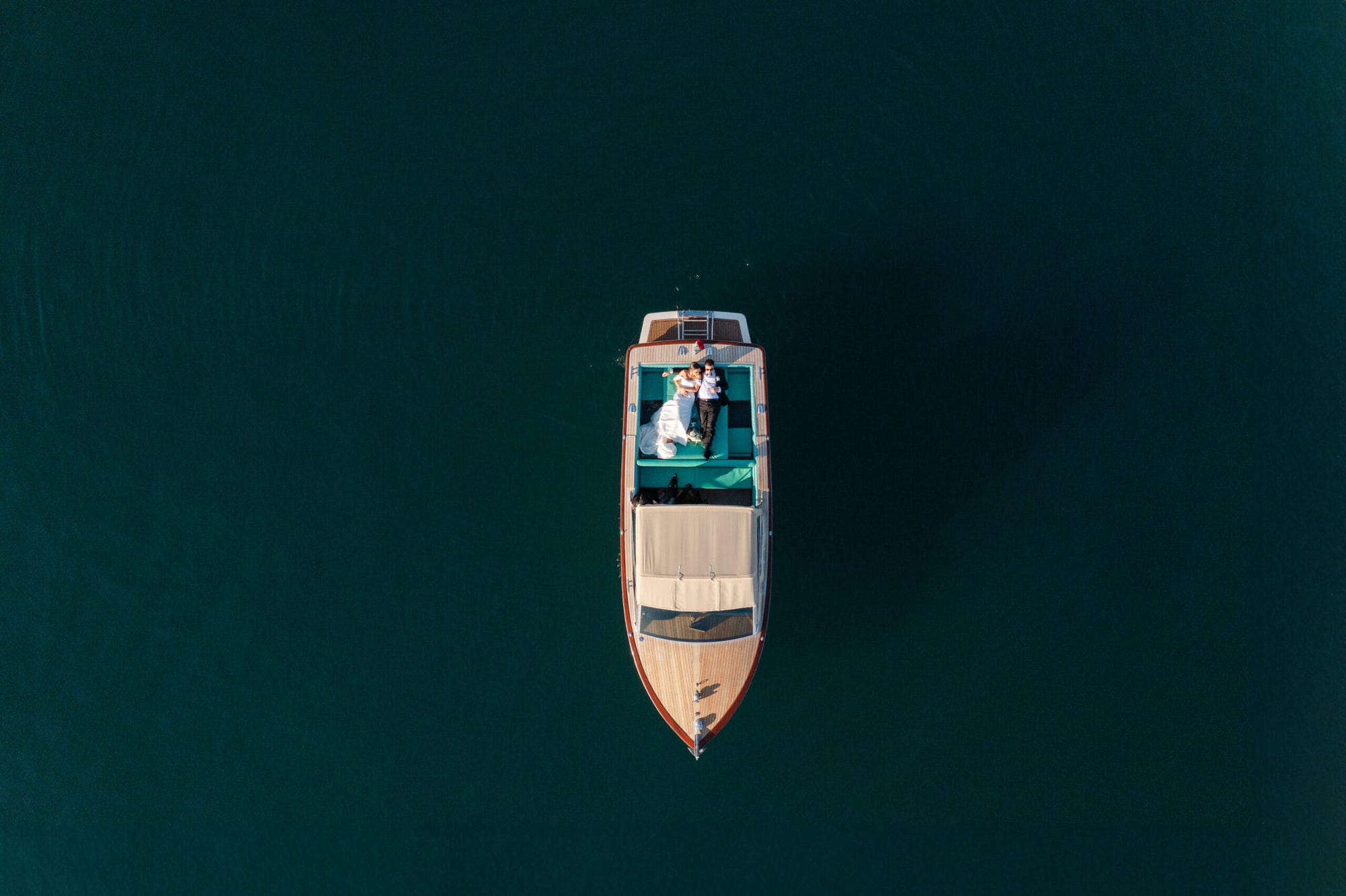Sposi in barca sul lago di garda