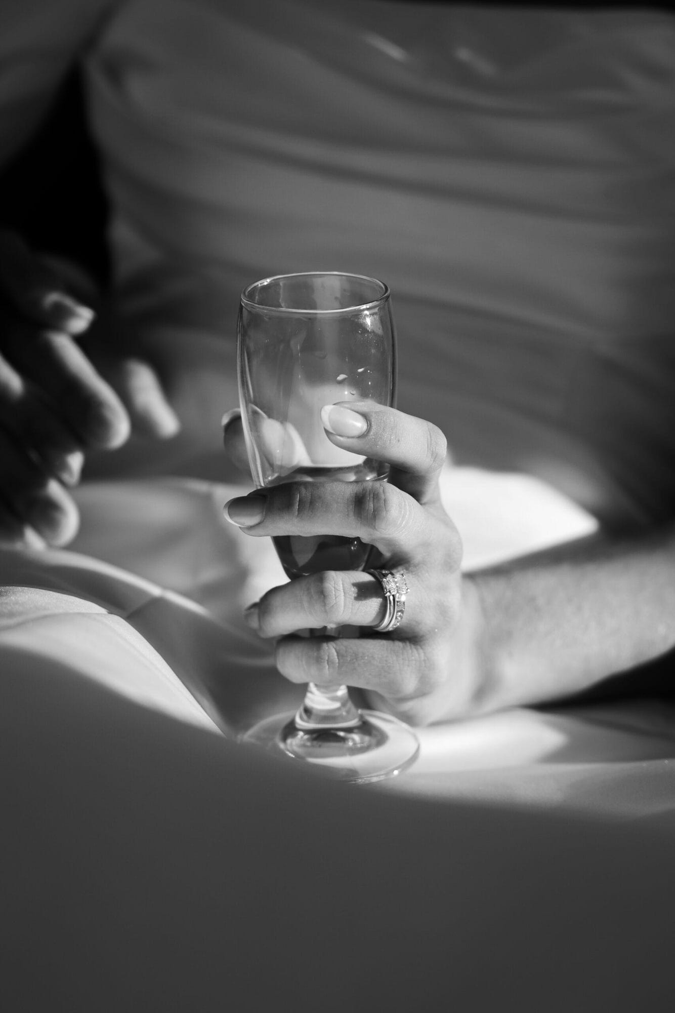 Dettaglio in bianco e nero di un brindisi con champagne a bordo della barca