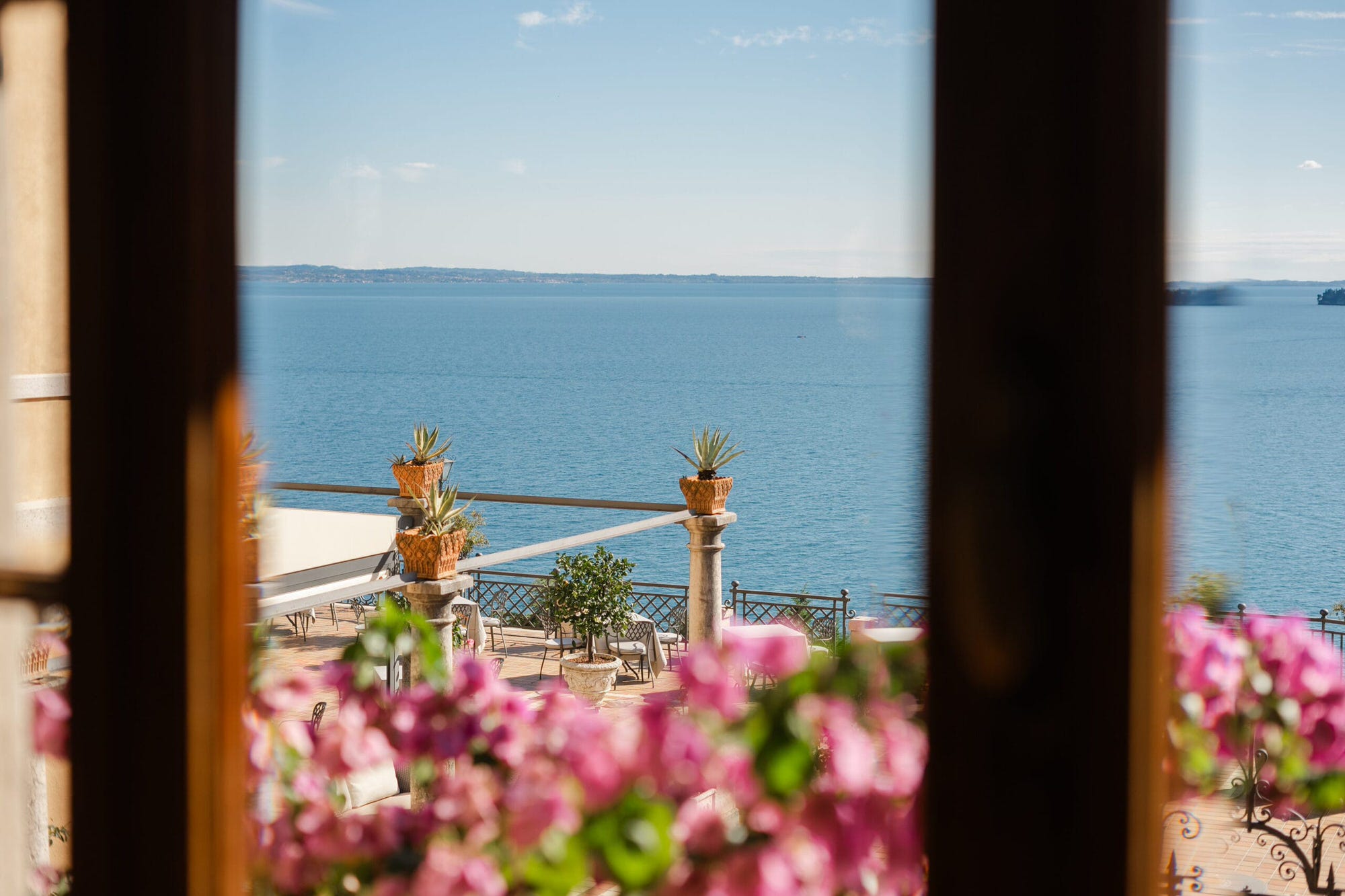 Una foto dalle finestre del lago di garda