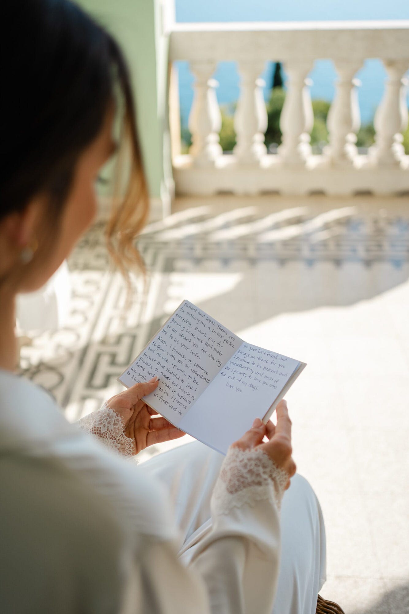 Un momento unico e romantico: La sposa legge le promesse che ha scritto