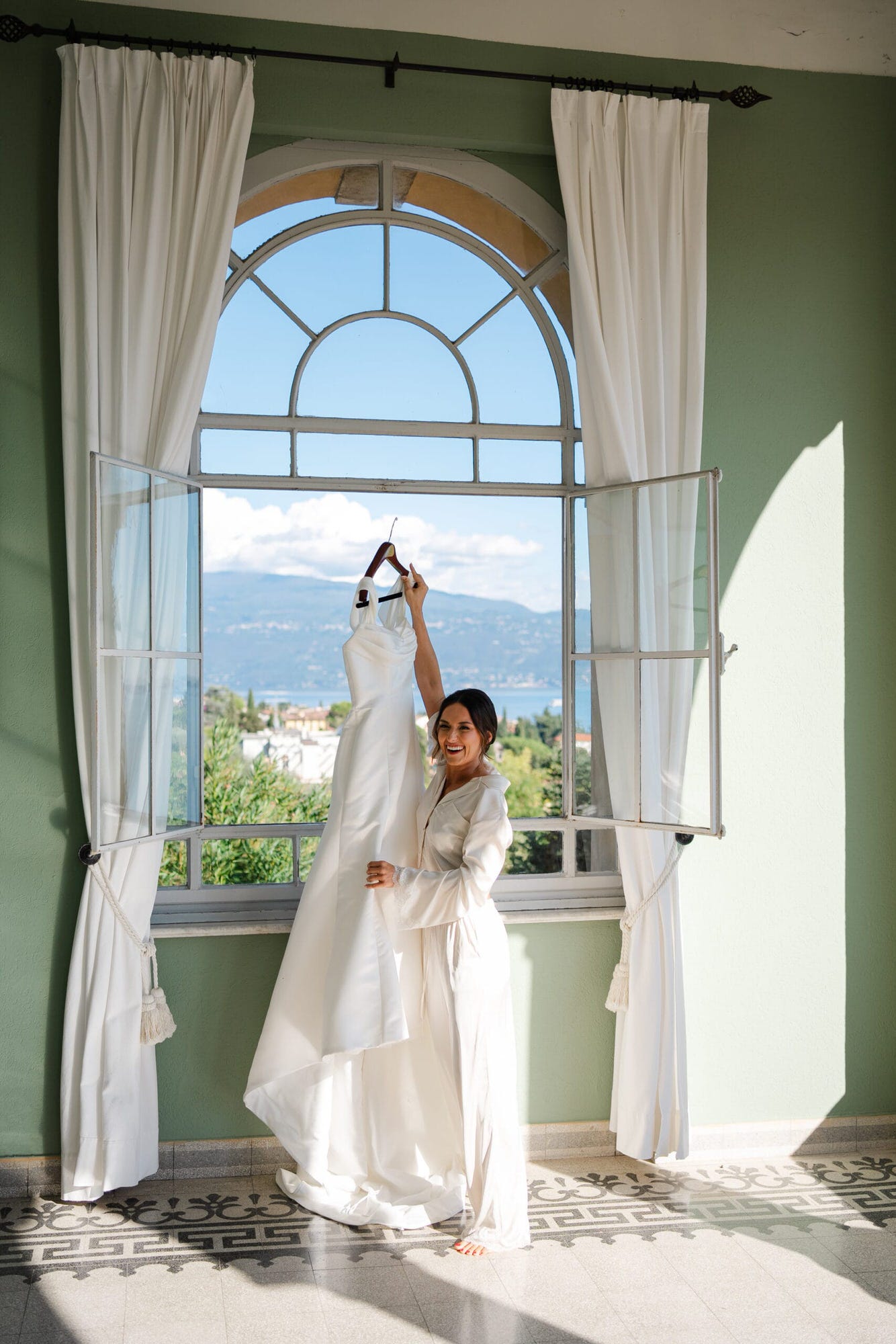 Immersa in un’atmosfera tranquilla, la sposa si prepara per il suo grande giorno. Il Lago di Garda fa da sfondo a questo momento di attesa, rendendo ogni gesto ancora più emozionante.