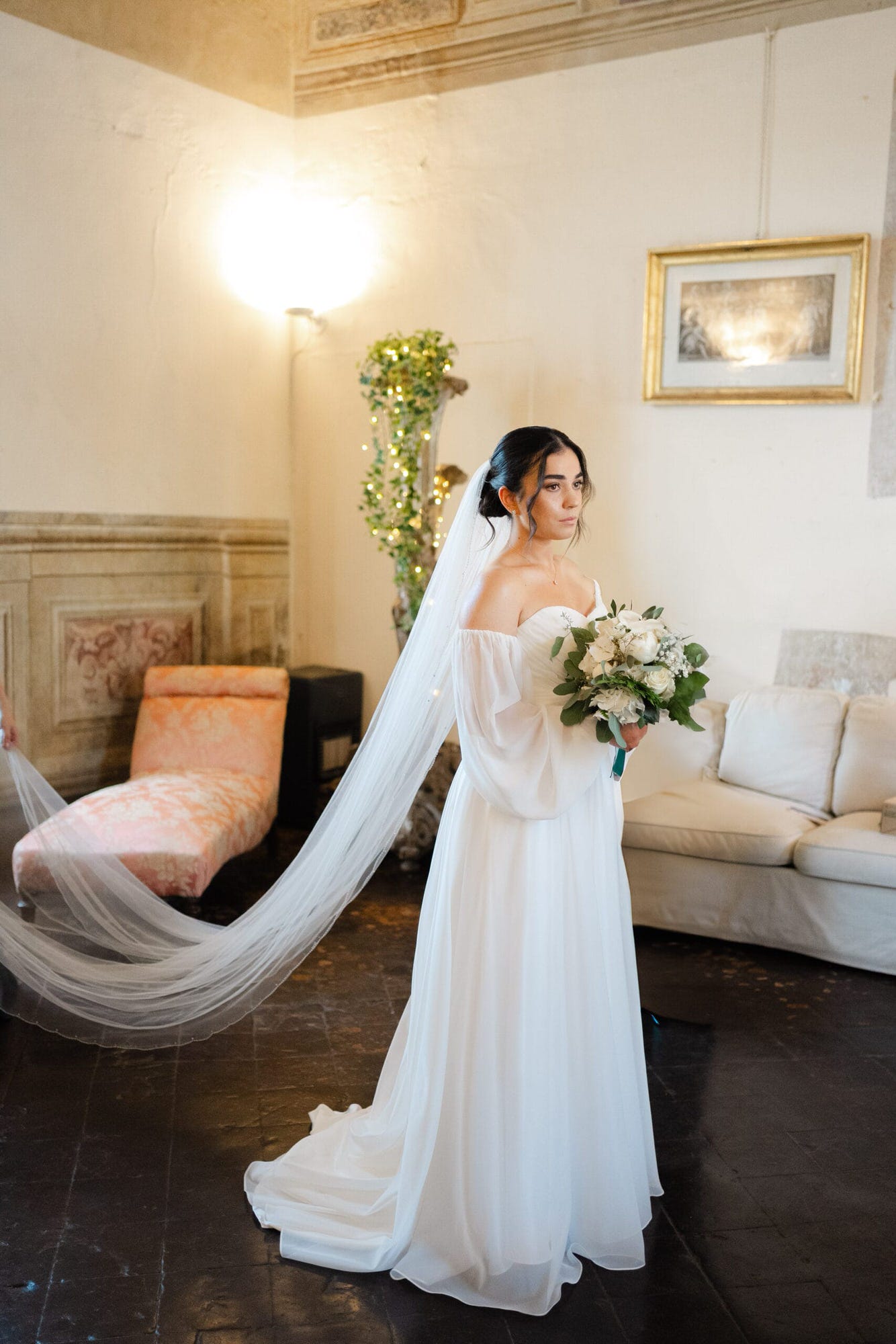 Sposa durante la preparazione per il matrimonio al Castello di Cavernago, Bergamo