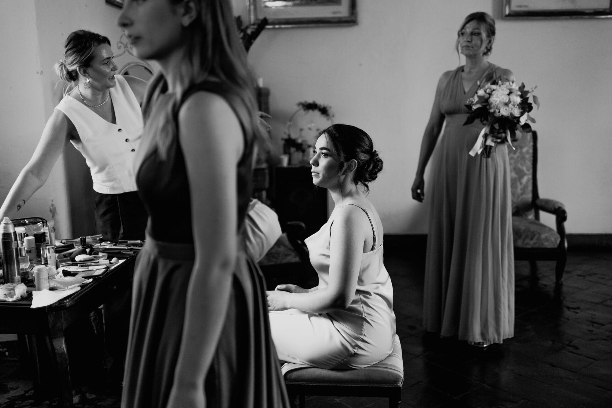 Sposa durante la preparazione per il matrimonio al Castello di Cavernago, Bergamo
