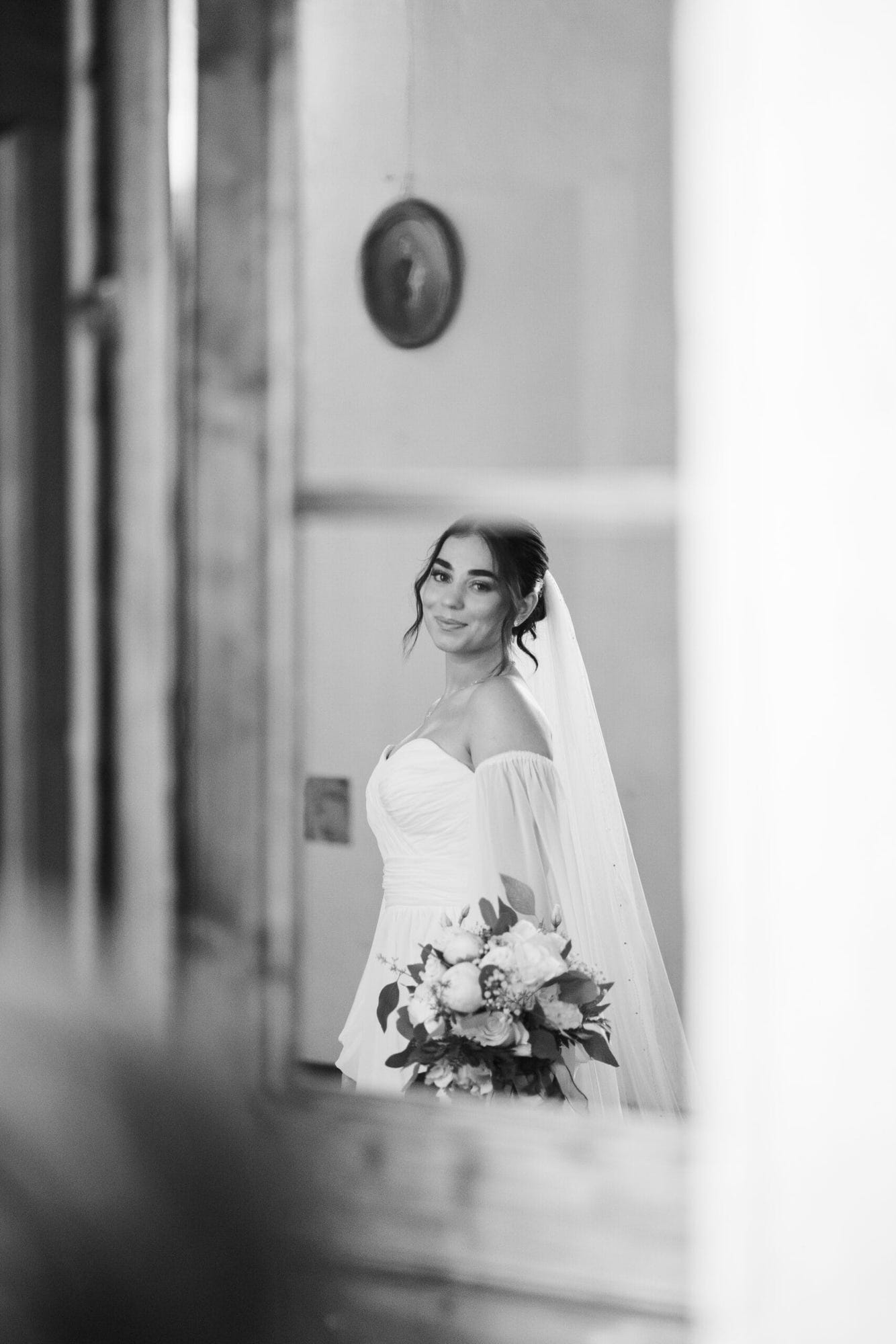 Sposa durante la preparazione per il matrimonio al Castello di Cavernago, Bergamo
