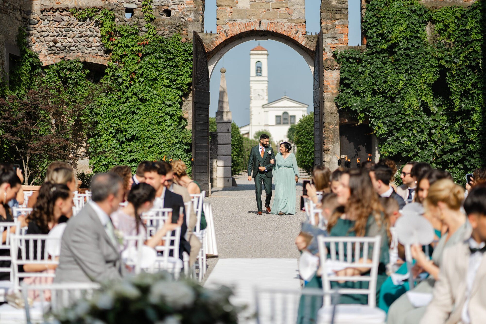 Sposi durante la cerimonia religiosa matrimonio testimoni di Geova al Castello di Cavernago, Bergamo