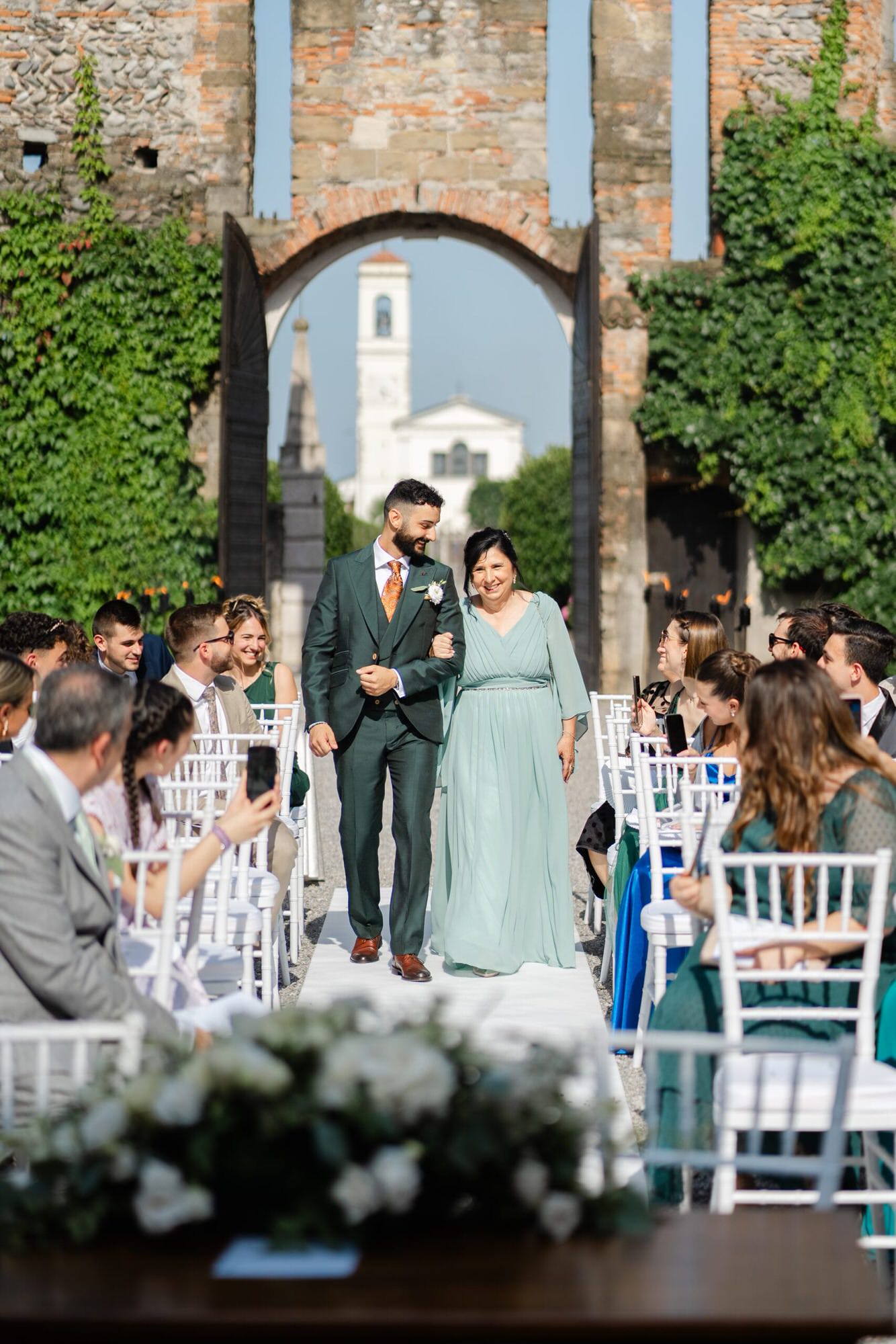 Sposi durante la cerimonia religiosa matrimonio testimoni di Geova al Castello di Cavernago, Bergamo