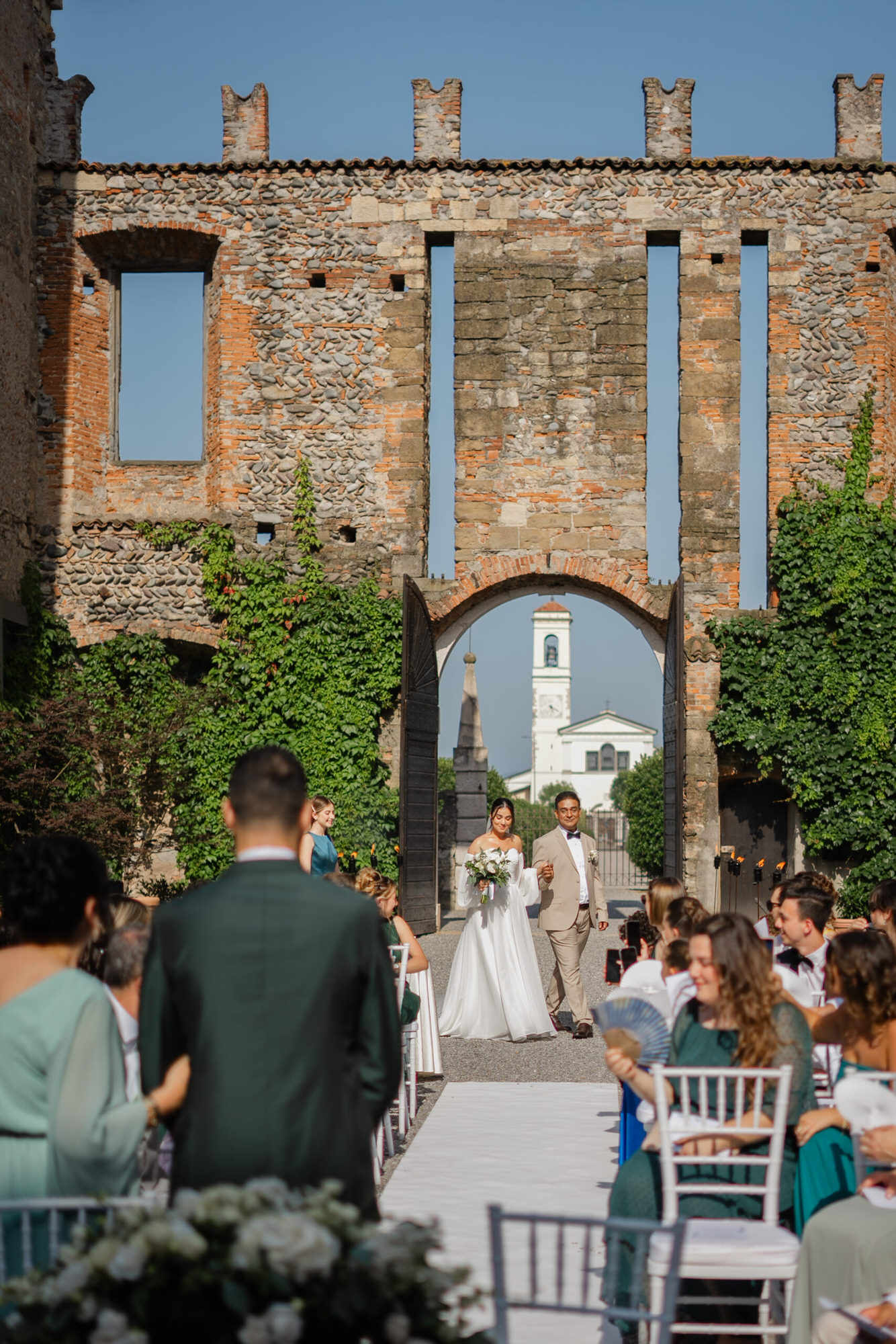 Sposi durante la cerimonia religiosa matrimonio testimoni di Geova al Castello di Cavernago, Bergamo