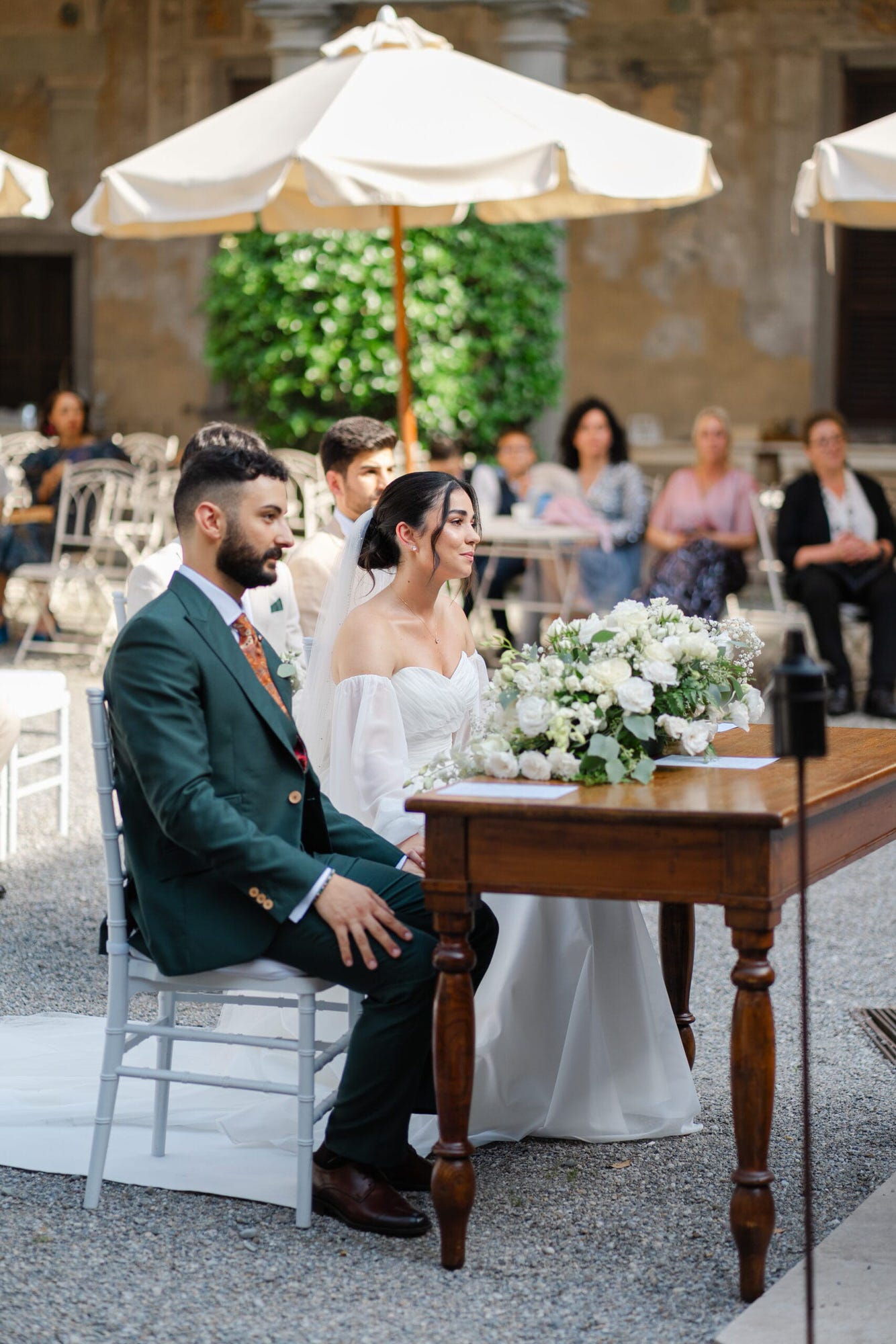 Sposi durante la cerimonia religiosa matrimonio testimoni di Geova al Castello di Cavernago, Bergamo