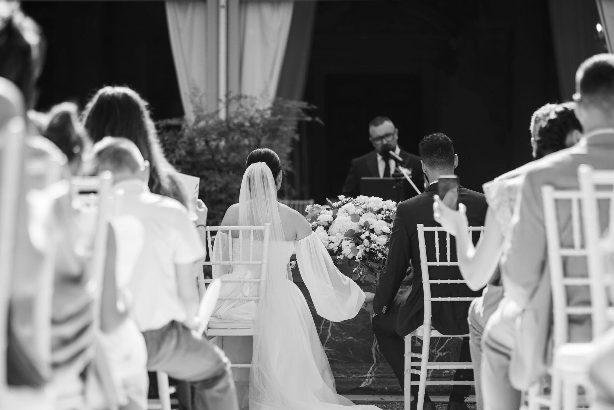 Sposi durante la cerimonia religiosa matrimonio testimoni di Geova al Castello di Cavernago, Bergamo
