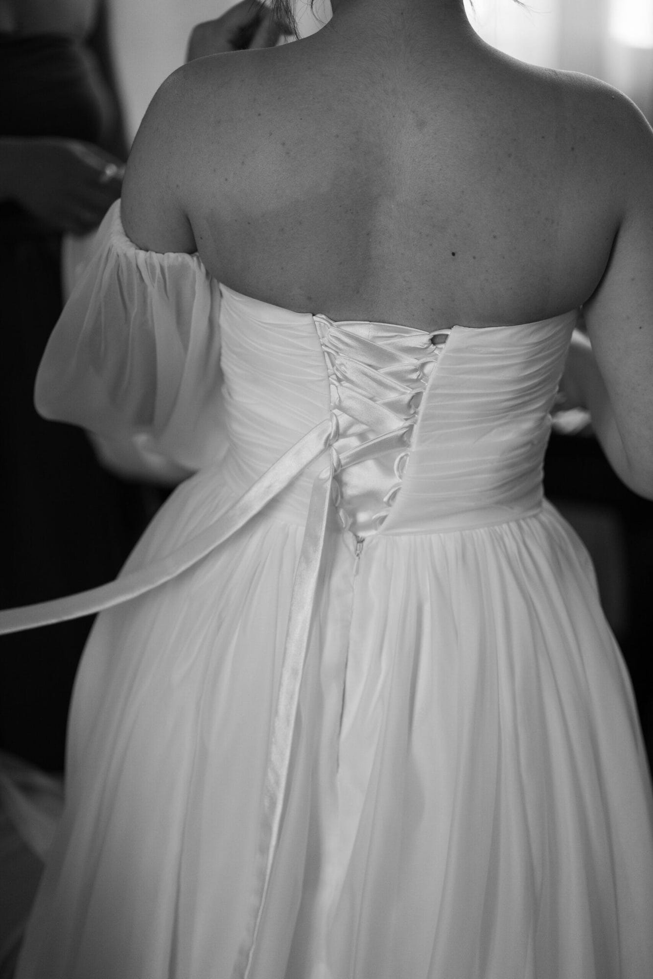 Sposa durante la preparazione per il matrimonio al Castello di Cavernago, Bergamo