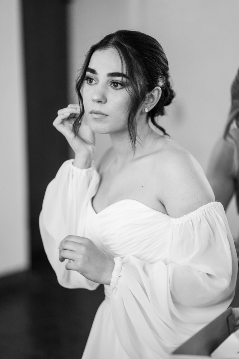 Sposa durante la preparazione per il matrimonio al Castello di Cavernago, Bergamo