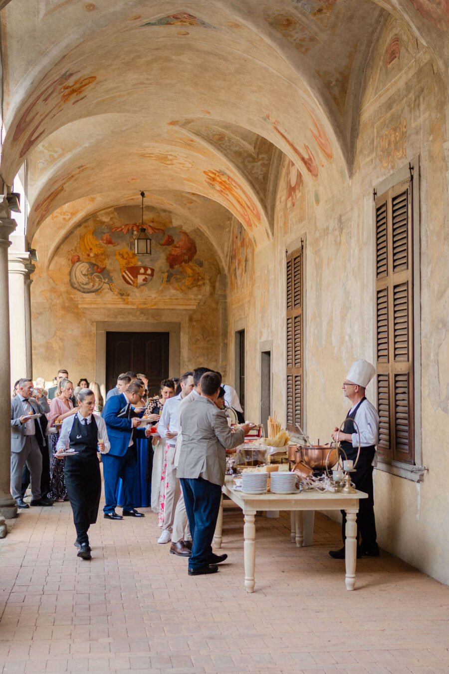 La cena del matrimonio testimoni di Geova al Castello di Cavernago, Bergamo, è un'occasione di convivialità e piacere, dove sposi e ospiti condividono risate e buon cibo in un ambiente elegante.