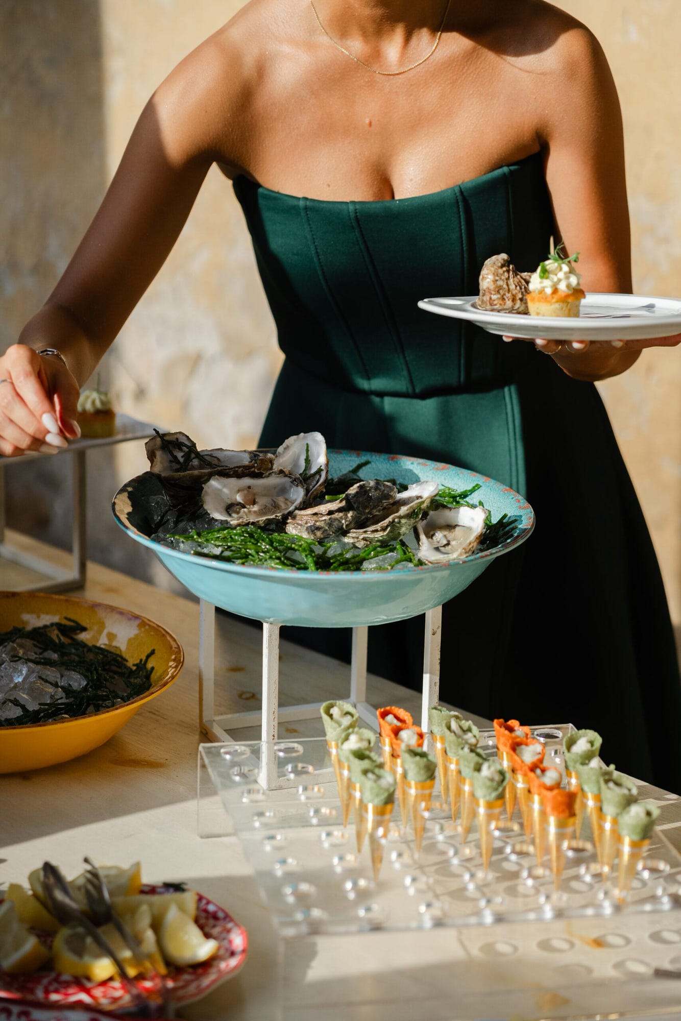 Un'immagine elegante della cena del matrimonio al Castello di Cavernago, Bergamo, dove gli sposi e gli invitati si deliziano con piatti prelibati, immersi nell'atmosfera romantica e raffinata della location.