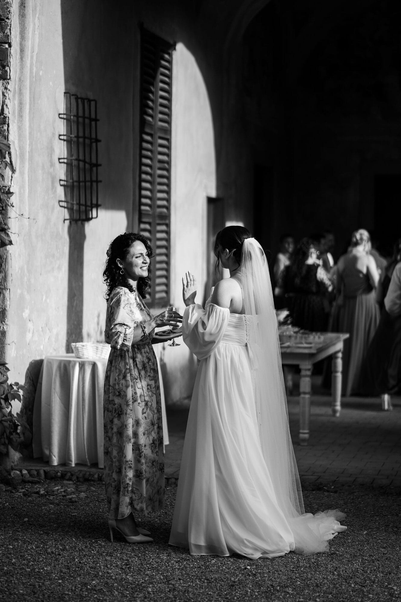 Un'immagine elegante della cena del matrimonio al Castello di Cavernago, Bergamo, dove gli sposi e gli invitati si deliziano con piatti prelibati, immersi nell'atmosfera romantica e raffinata della location.
