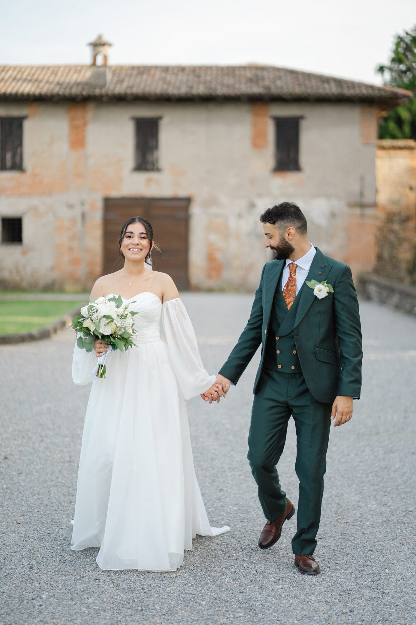 Un dolce abbraccio degli sposi in un angolo suggestivo del Castello di Cavernago, durante il loro matrimonio testimoni di Geova a Bergamo