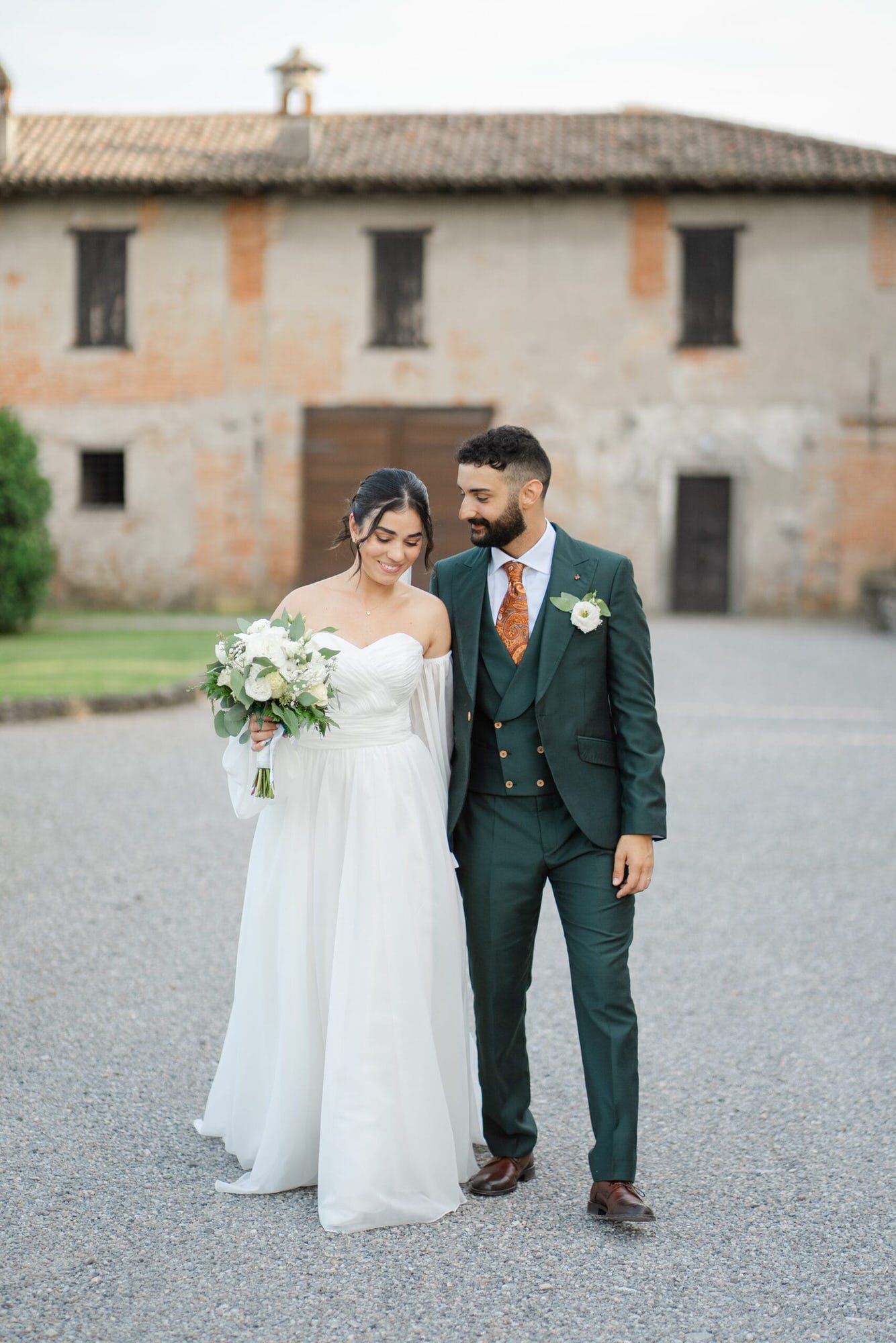 Un dolce abbraccio degli sposi in un angolo suggestivo del Castello di Cavernago, durante il loro matrimonio testimoni di Geova a Bergamo
